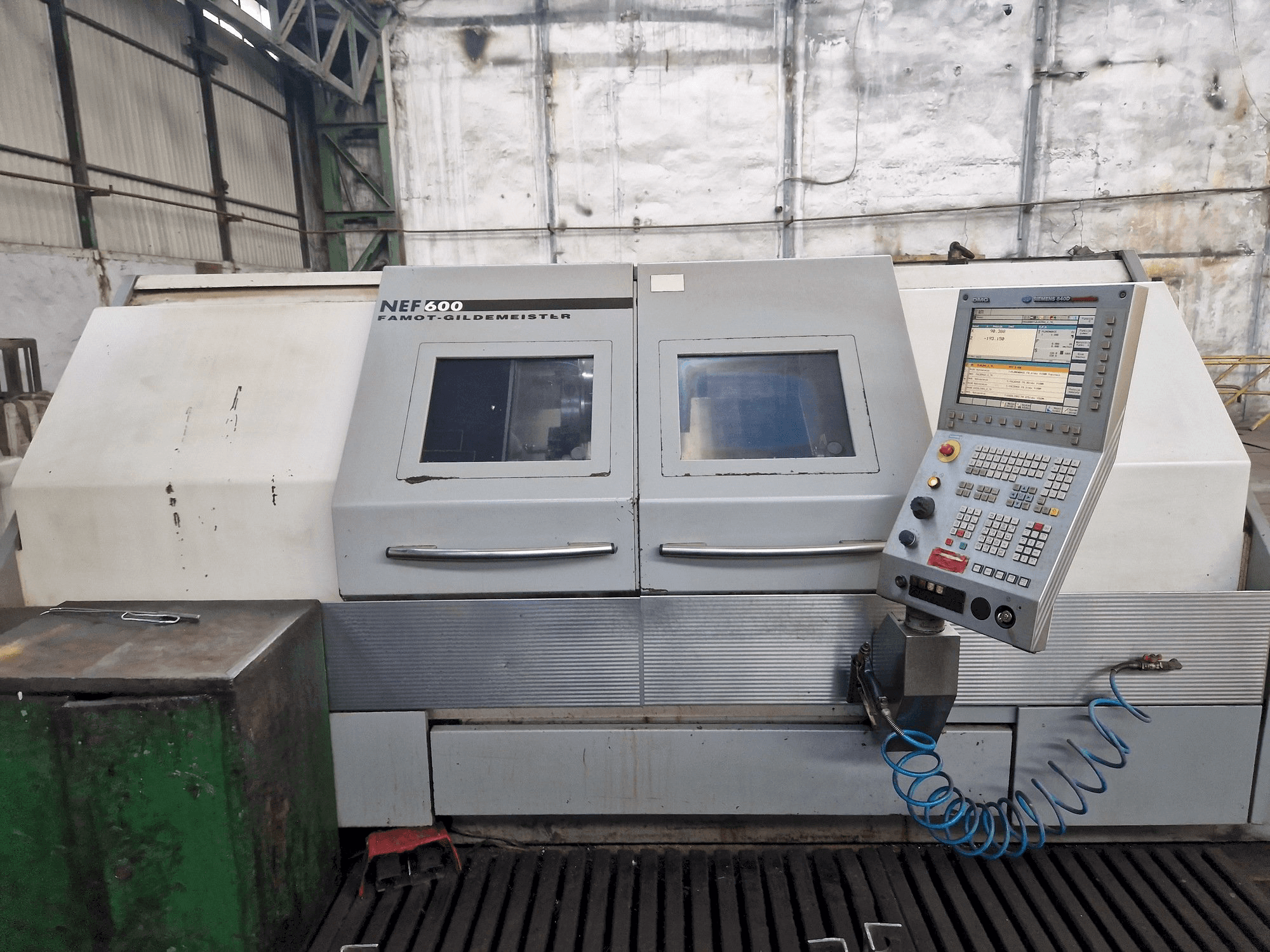 Frontansicht der DMG GILDEMEISTER NEF 600 Maschine