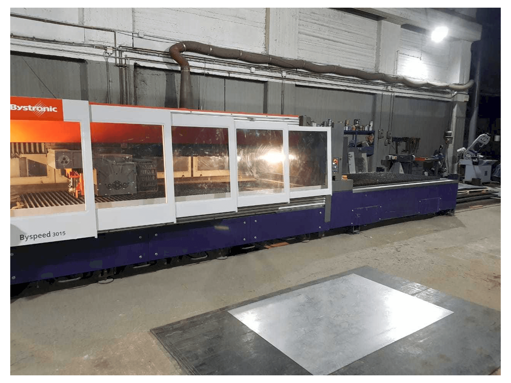 Frontansicht der Bystronic BySpeed 3015 Maschine