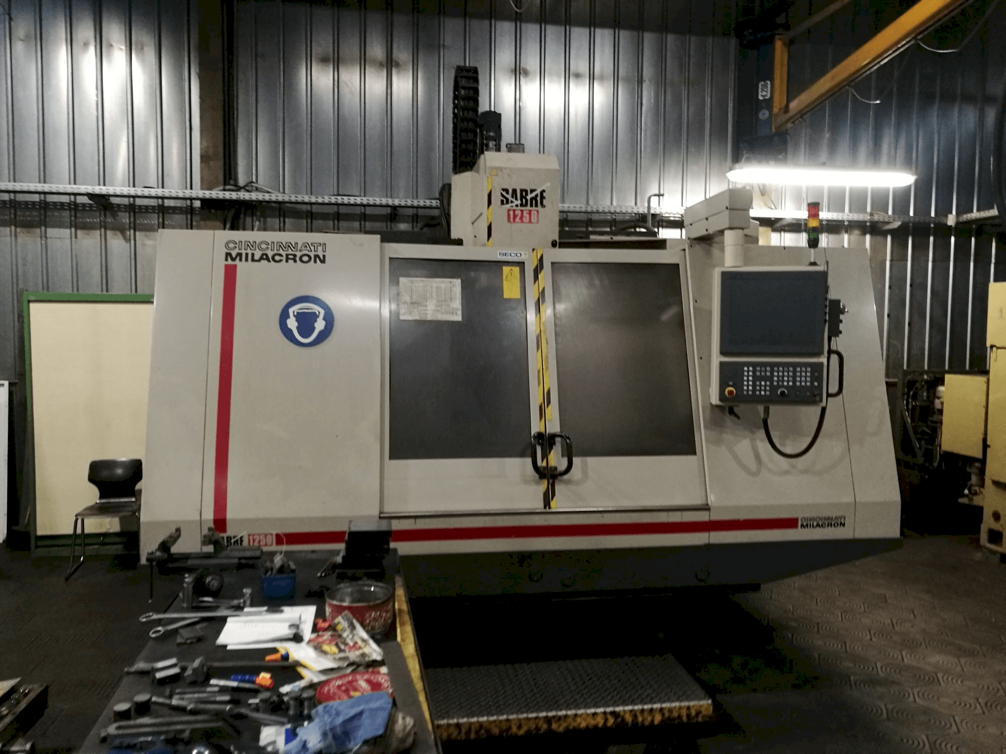 Frontansicht der Cincinnati Milacron Sabre 1250 Maschine
