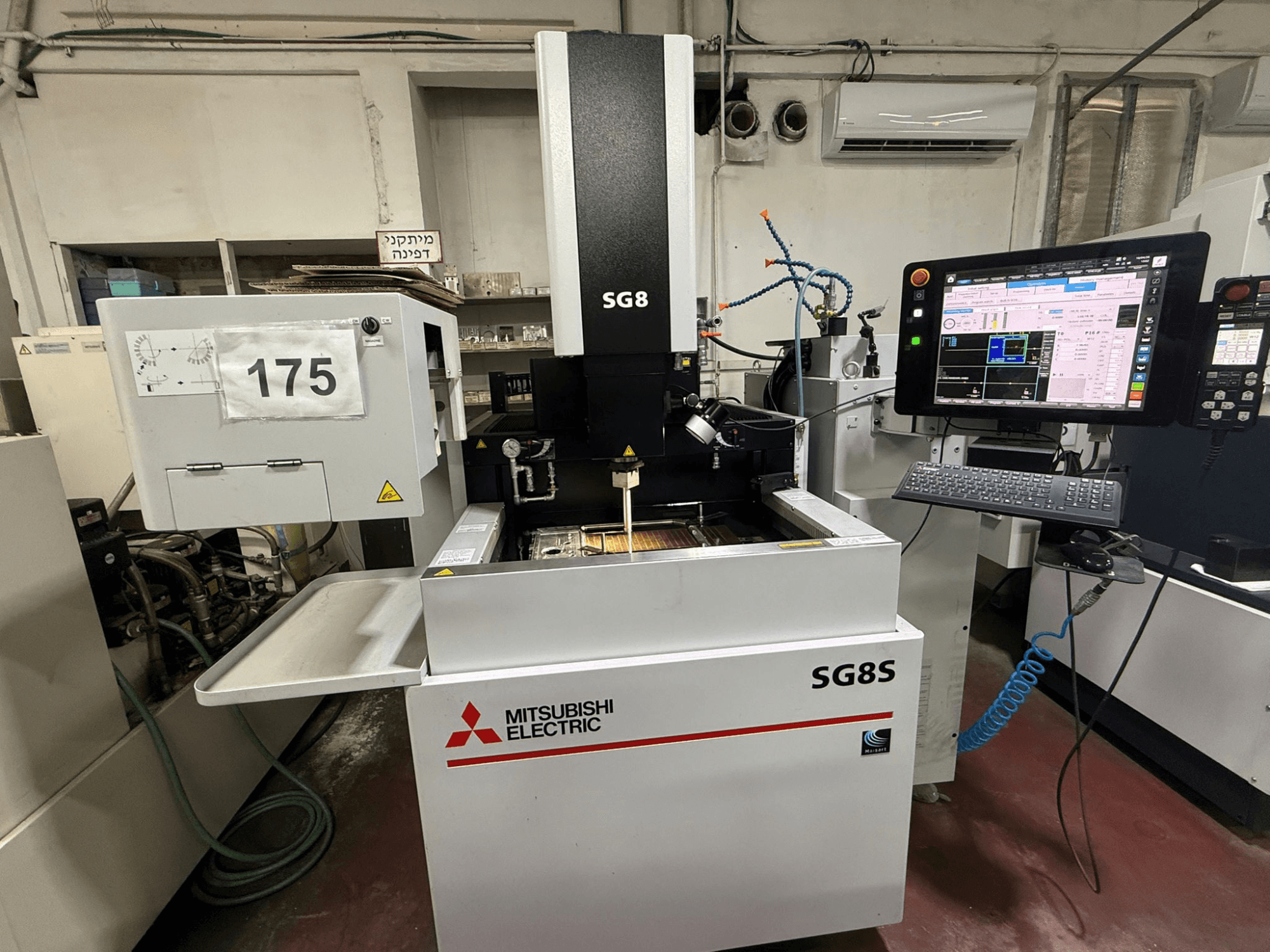 Mitsubishi SG8S Senkerodiermaschine, Vorderansicht mit Monitor und Bedienfeld; der Arbeitsbereich zeigt die Werkzeugeinrichtung.