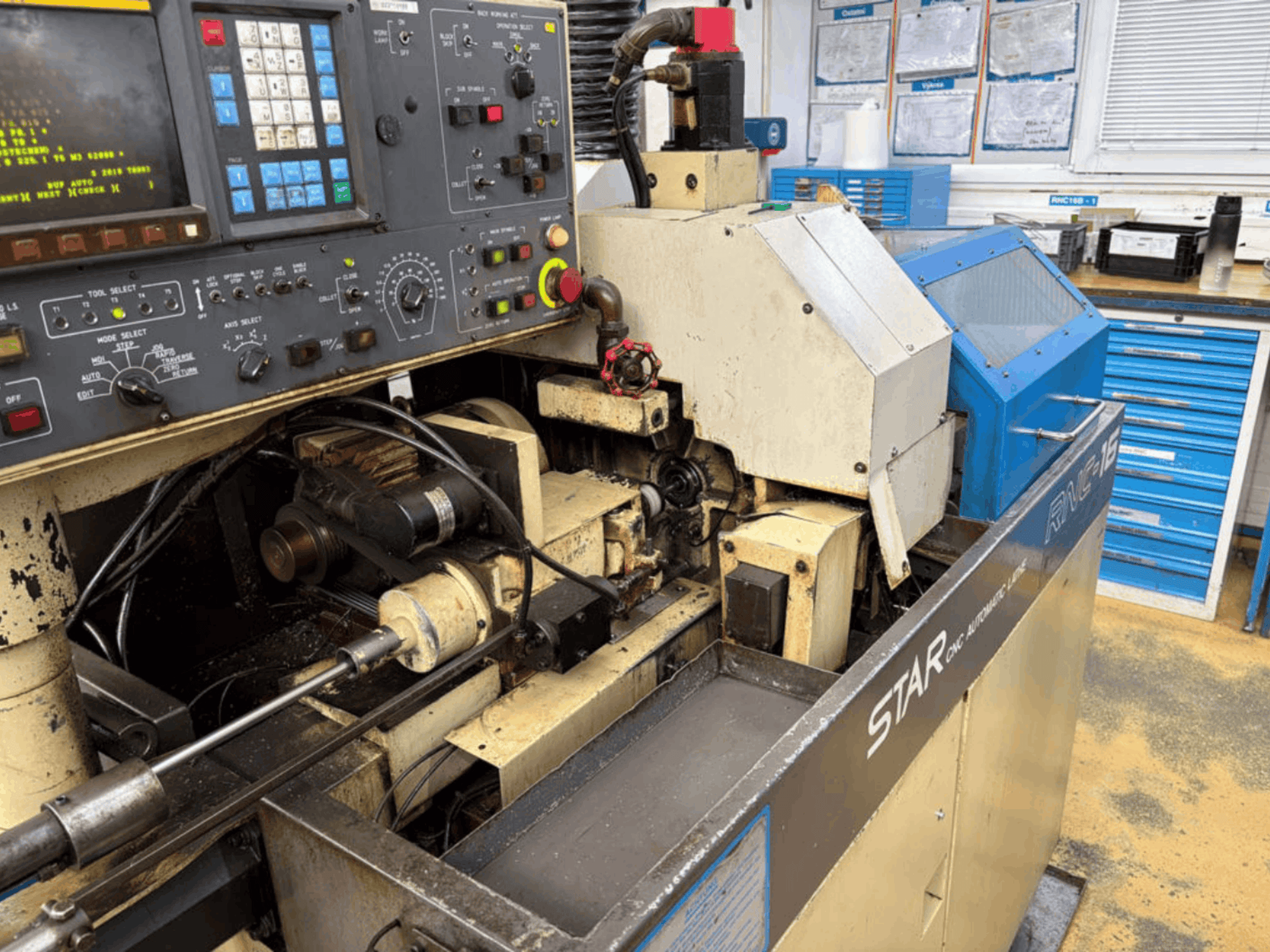 Drehmaschine vom Typ Star RNC-16B (Schweizer Bauart), Vorderansicht mit Bedienfeld und inneren Mechanismen.
