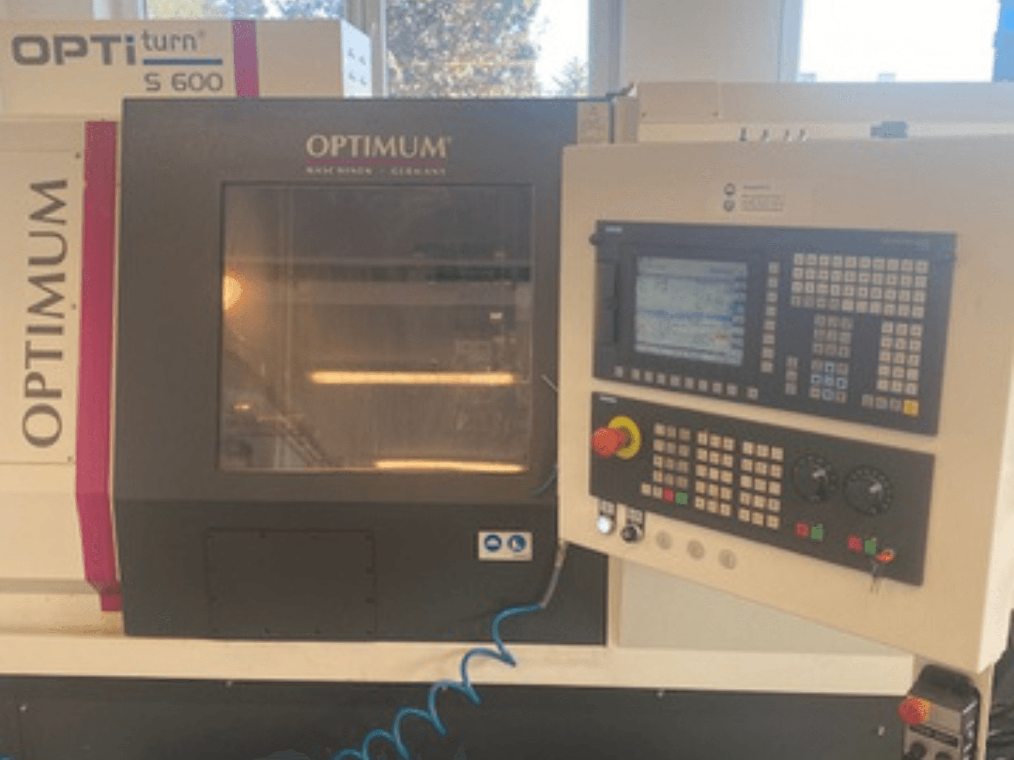 Horizontaldrehmaschine Optimum OPTIturn S 600, Vorderansicht mit Bedienfeld und Display.