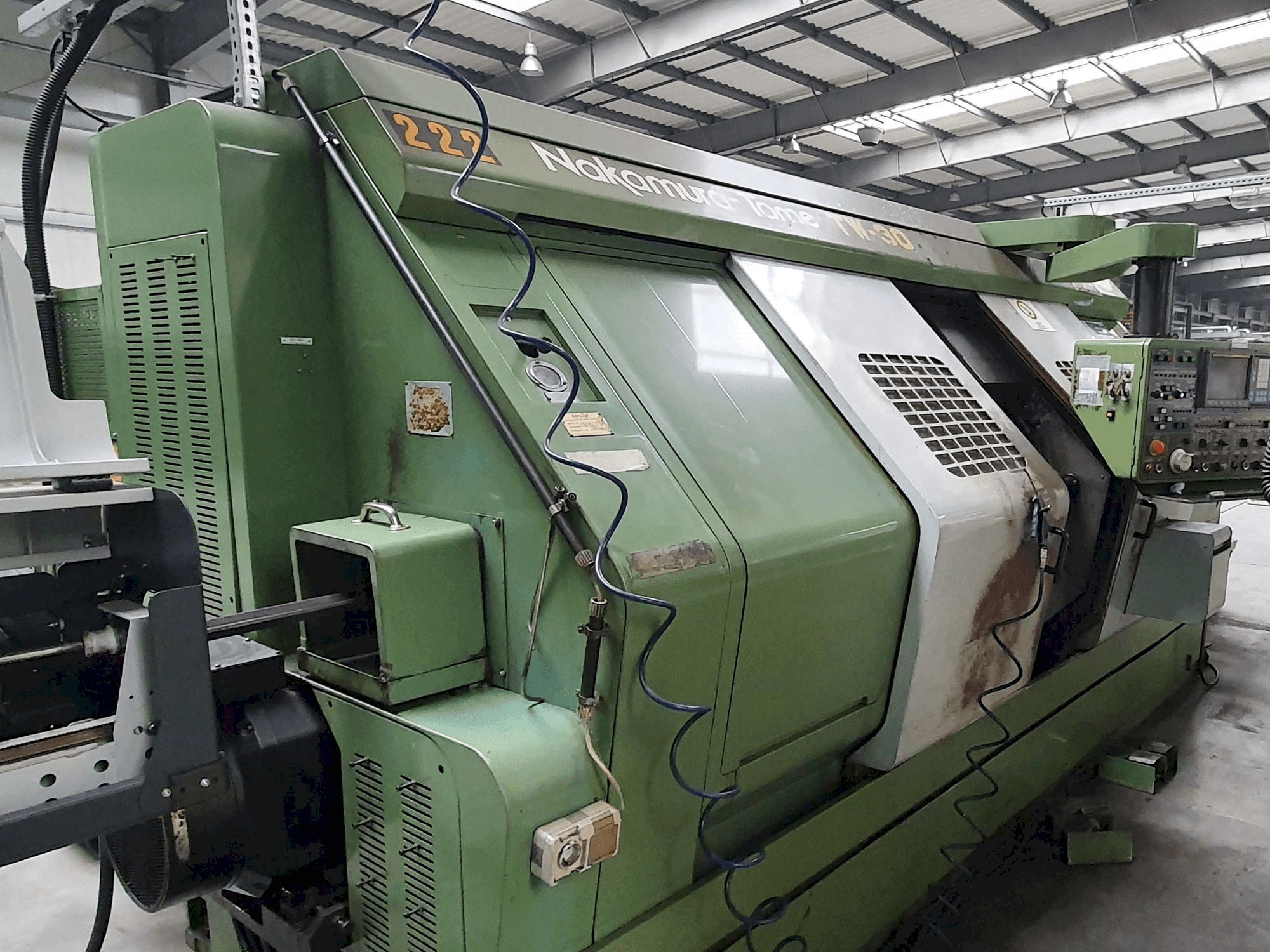 Frontansicht der NAKAMURA-TOME TW-30 Maschine