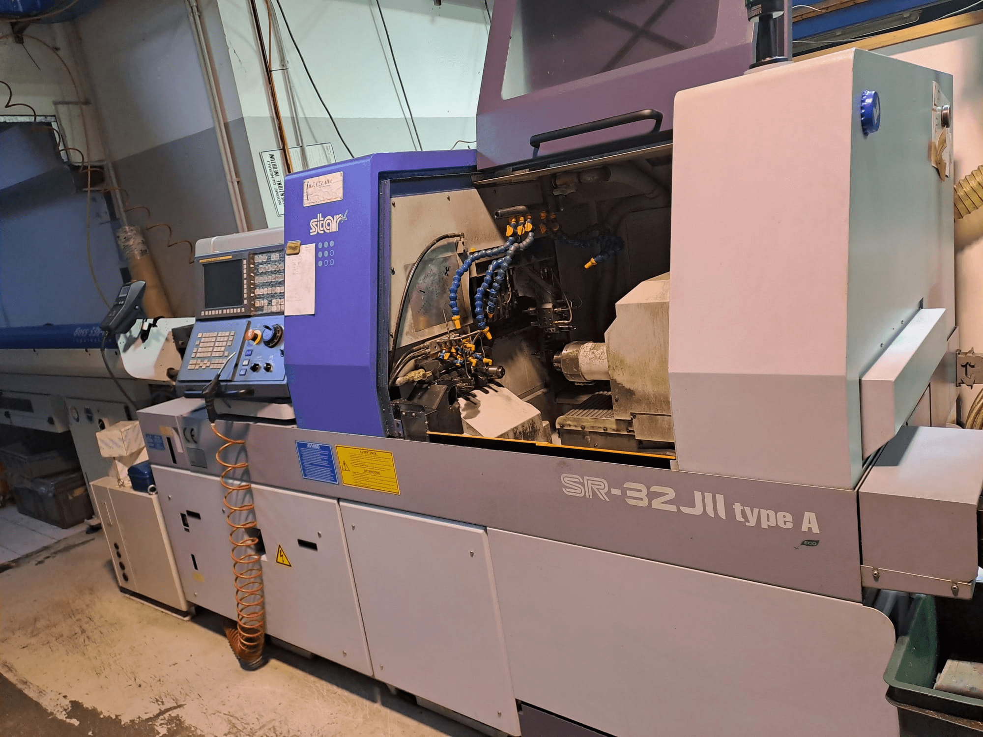 STAR MICRONICS SR-32JII-TypA Schweizer Drehmaschine in der Seitenansicht, mit Bedienfeld und sichtbaren Bearbeitungselementen.