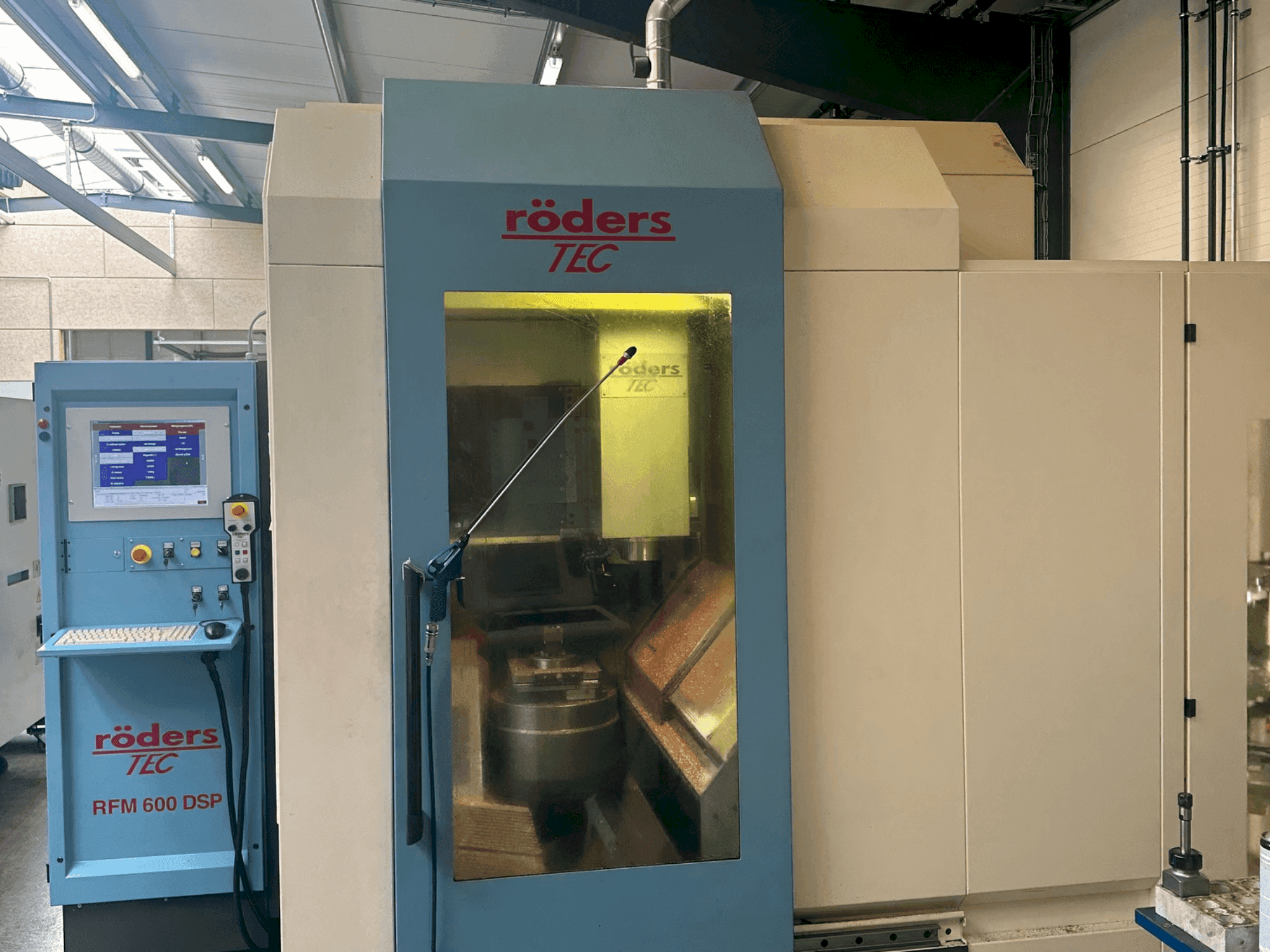 Frontansicht der Roders RFM 600 DSP Maschine