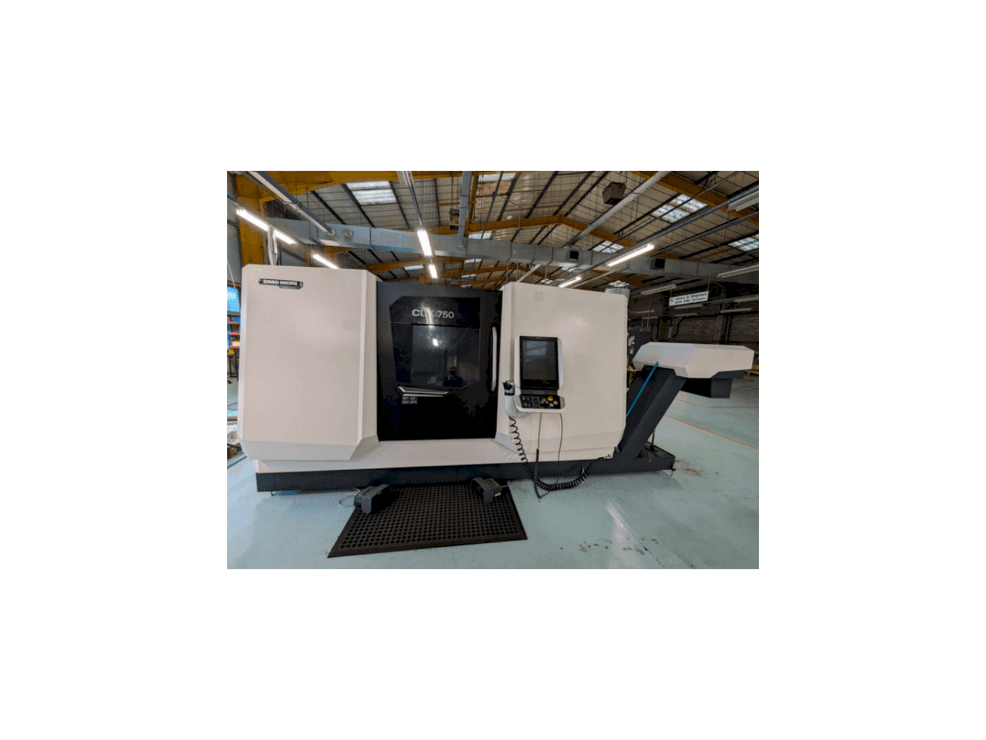 Frontansicht der DMG MORI CLX750 V4 Maschine
