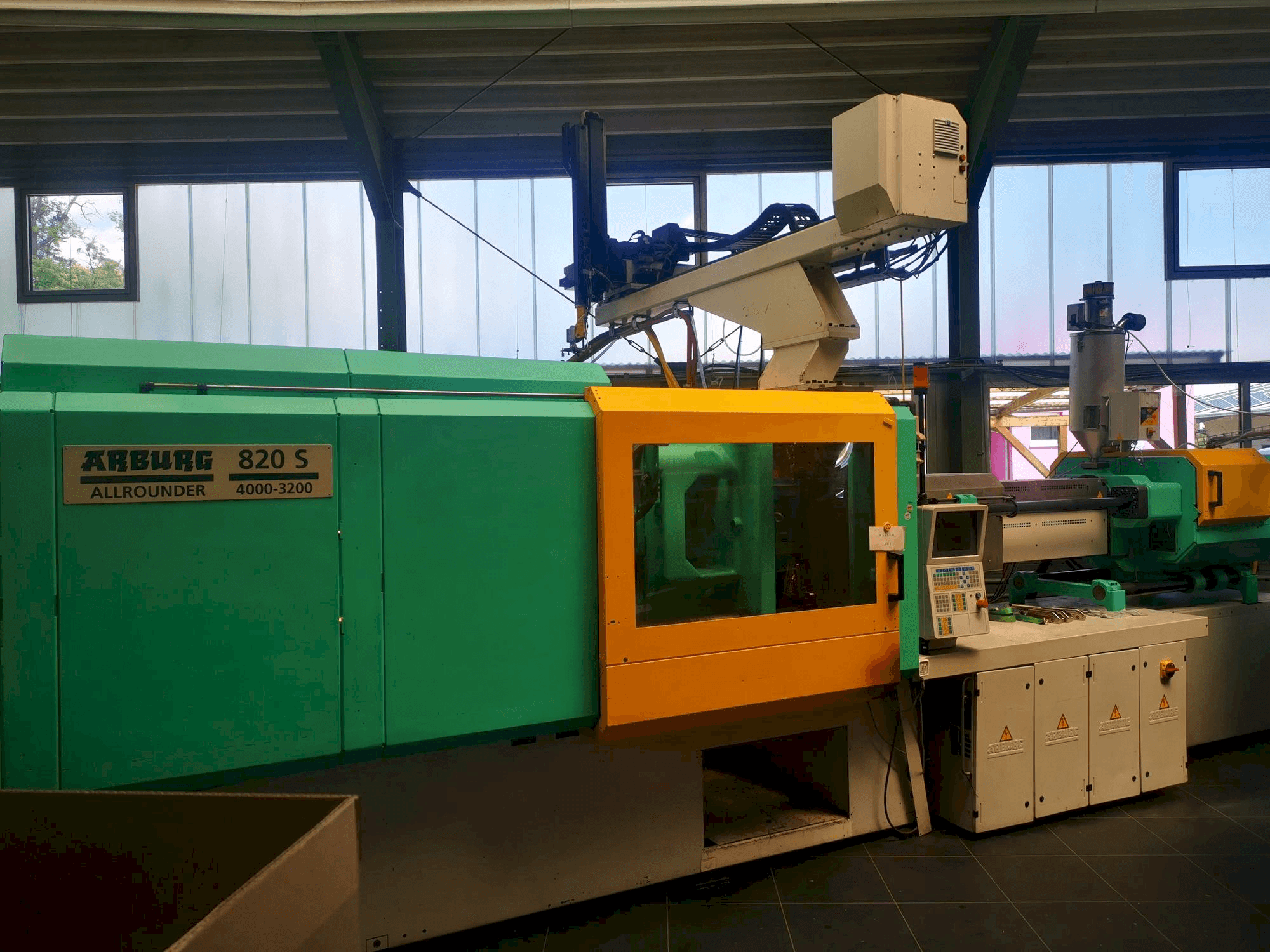 Frontansicht der Arburg 820S 4000 / 3200 Maschine
