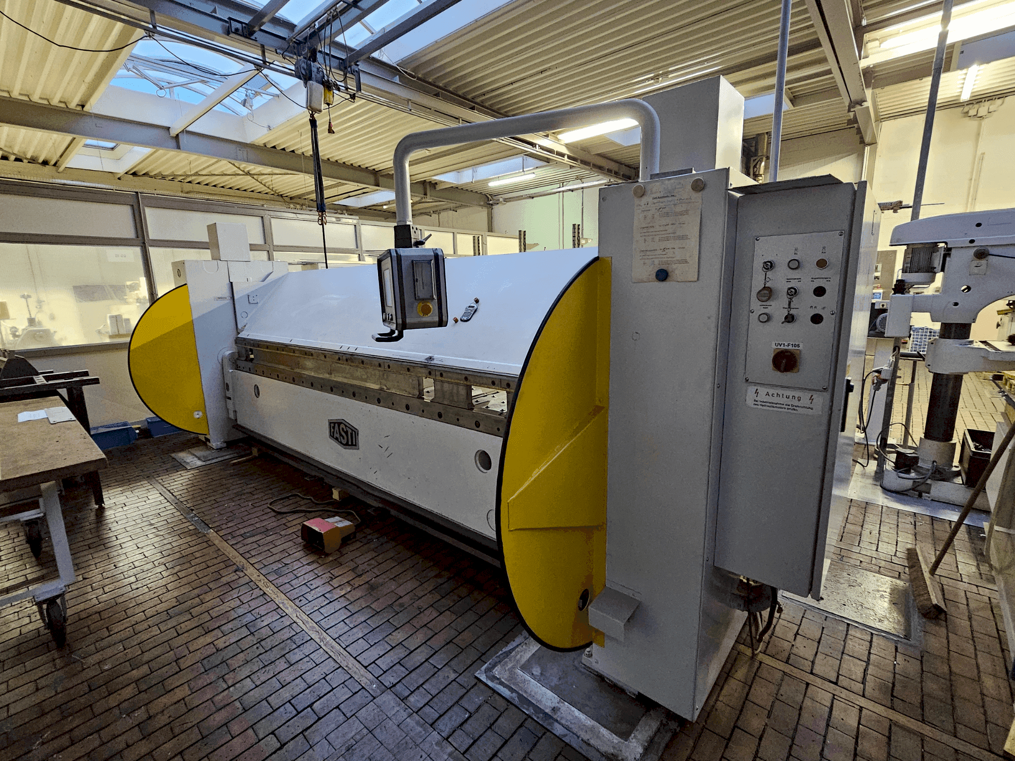 Frontansicht der SCHRODER-FASTI 215-40-4 Maschine