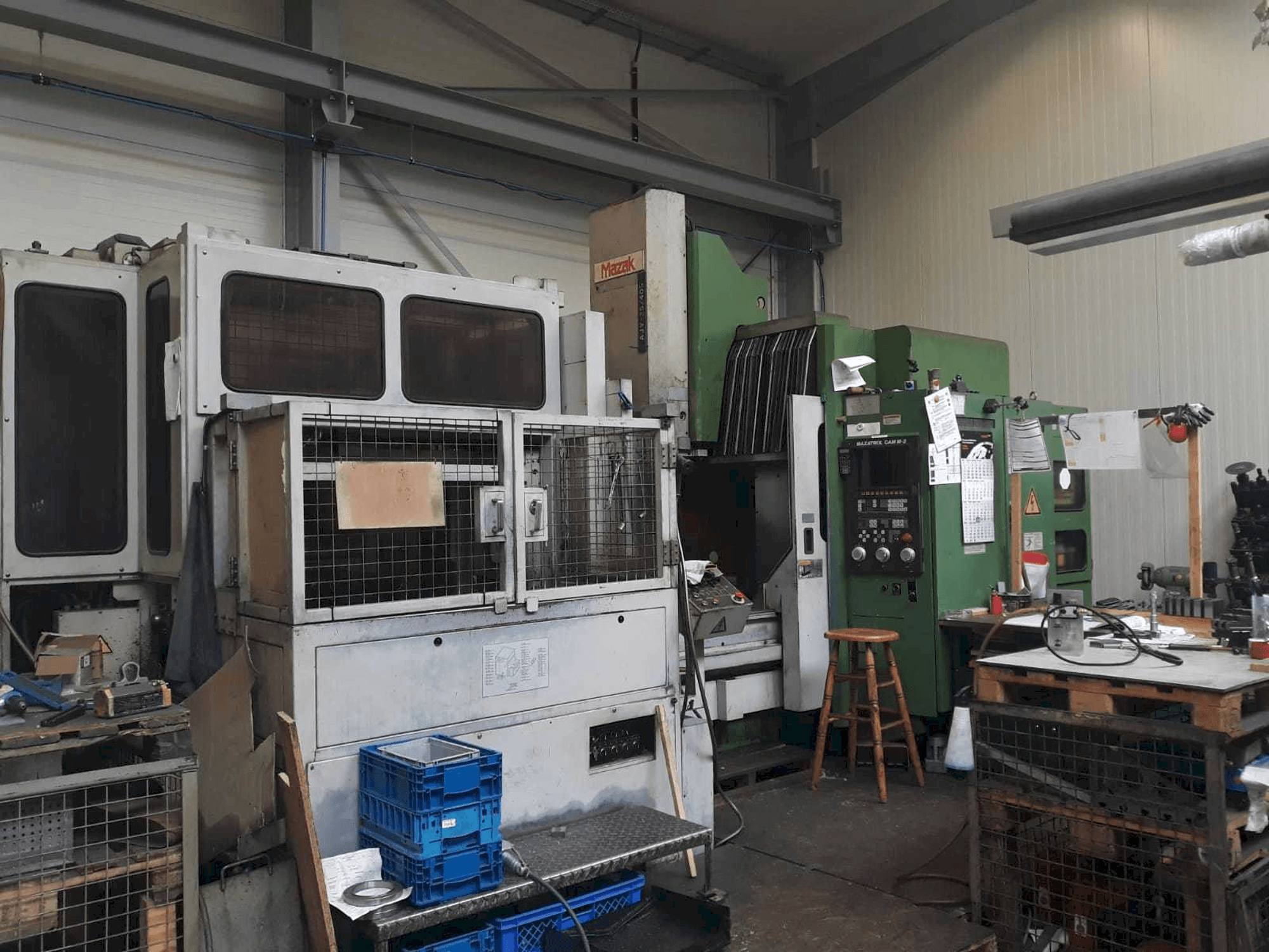Frontansicht der Mazak AJV 25/405 Maschine