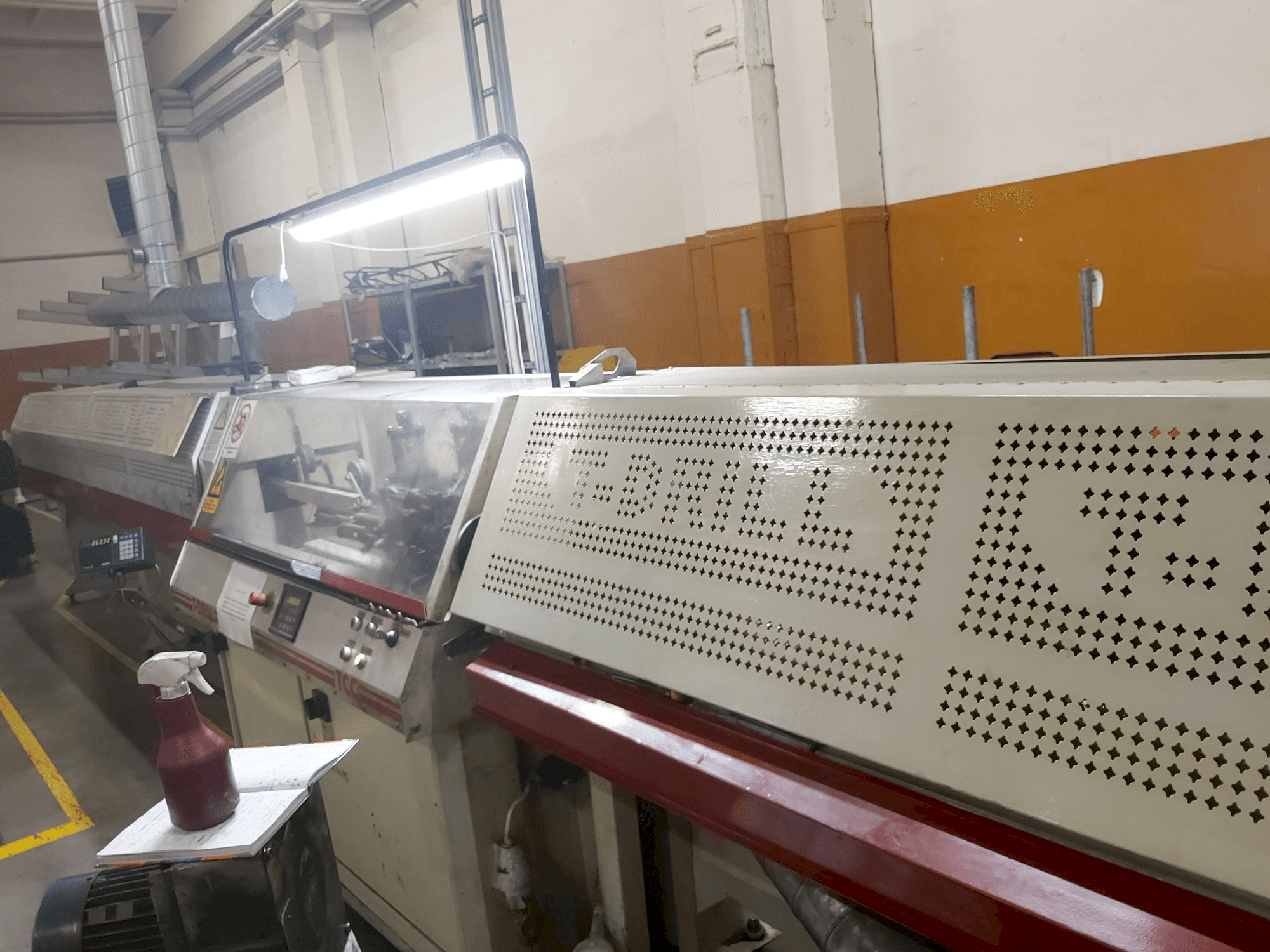 Rechte Seitenansicht der T-DRILL TCC-50+RL4000+RCT2000 Maschine