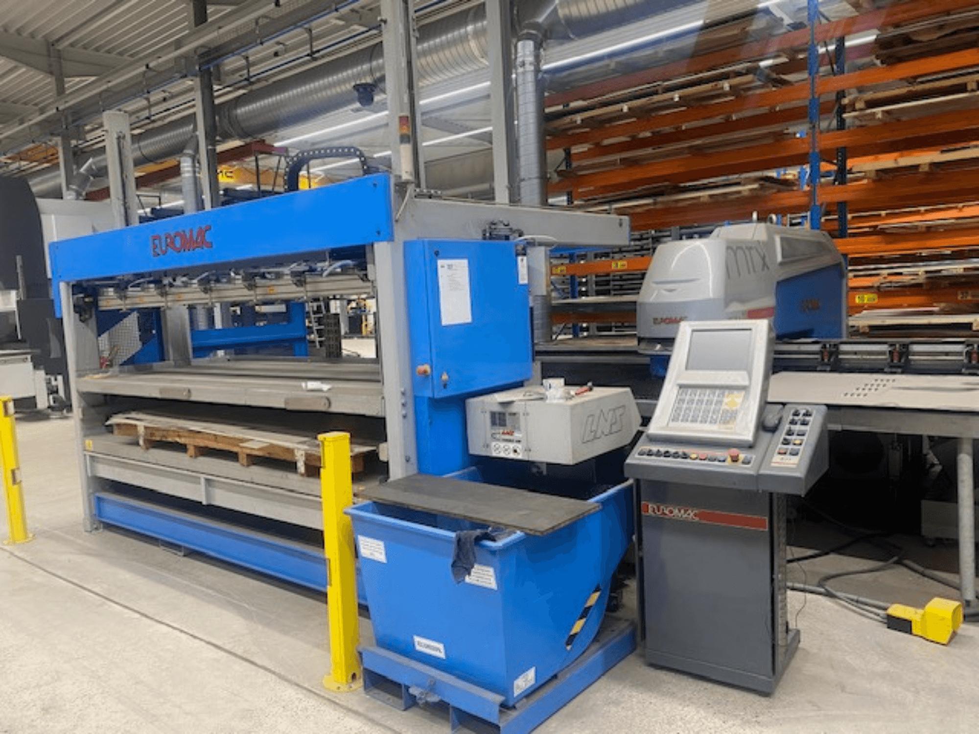 CNC-Stanzmaschine Euromac MTX FLEX 12, Vorderansicht mit sichtbarem Bedienfeld, Paletten und Sicherheitsvorrichtungen.