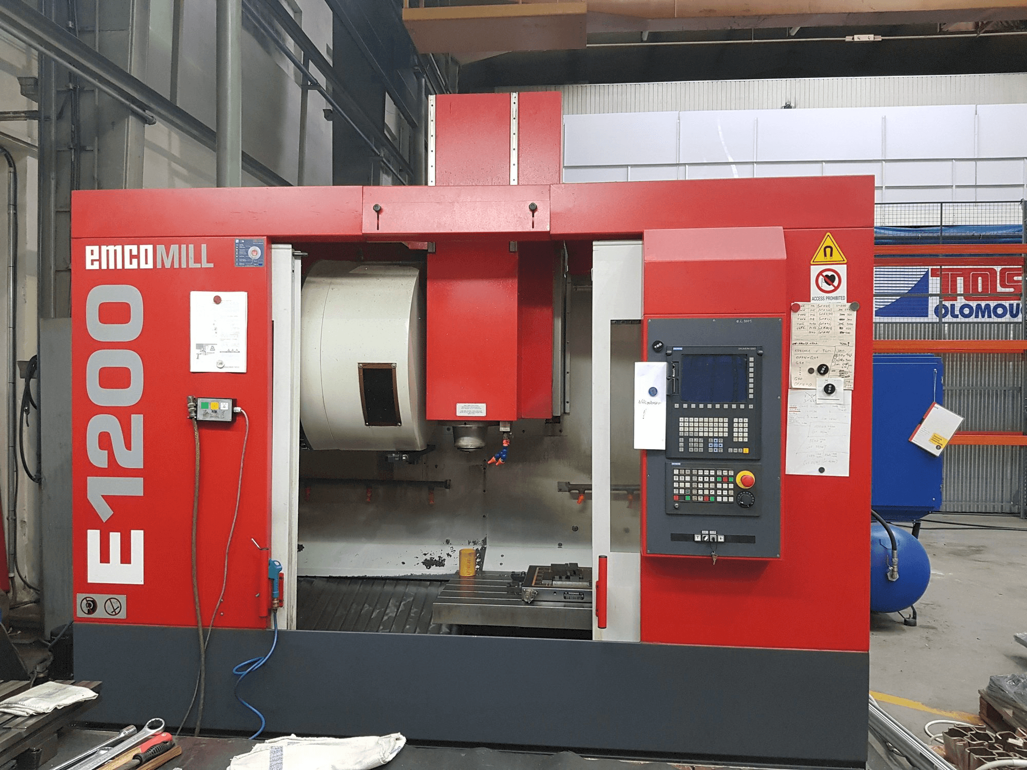 Frontansicht der EMCO Emcomill E 1200 Maschine