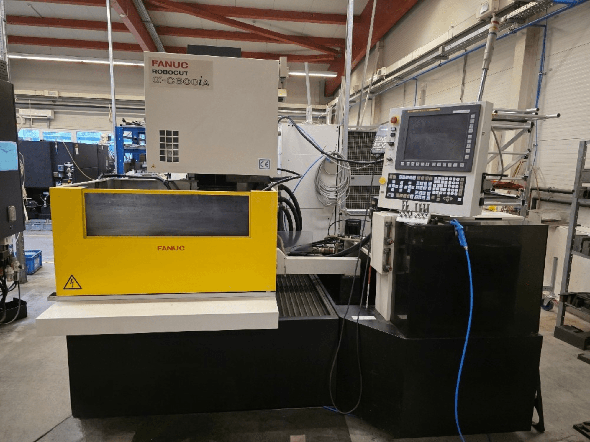 FANUC Robocut α-C600iA Drahtschneidemaschine, Vorderansicht, mit gelbem Bedienfeld und Digitalanzeige.