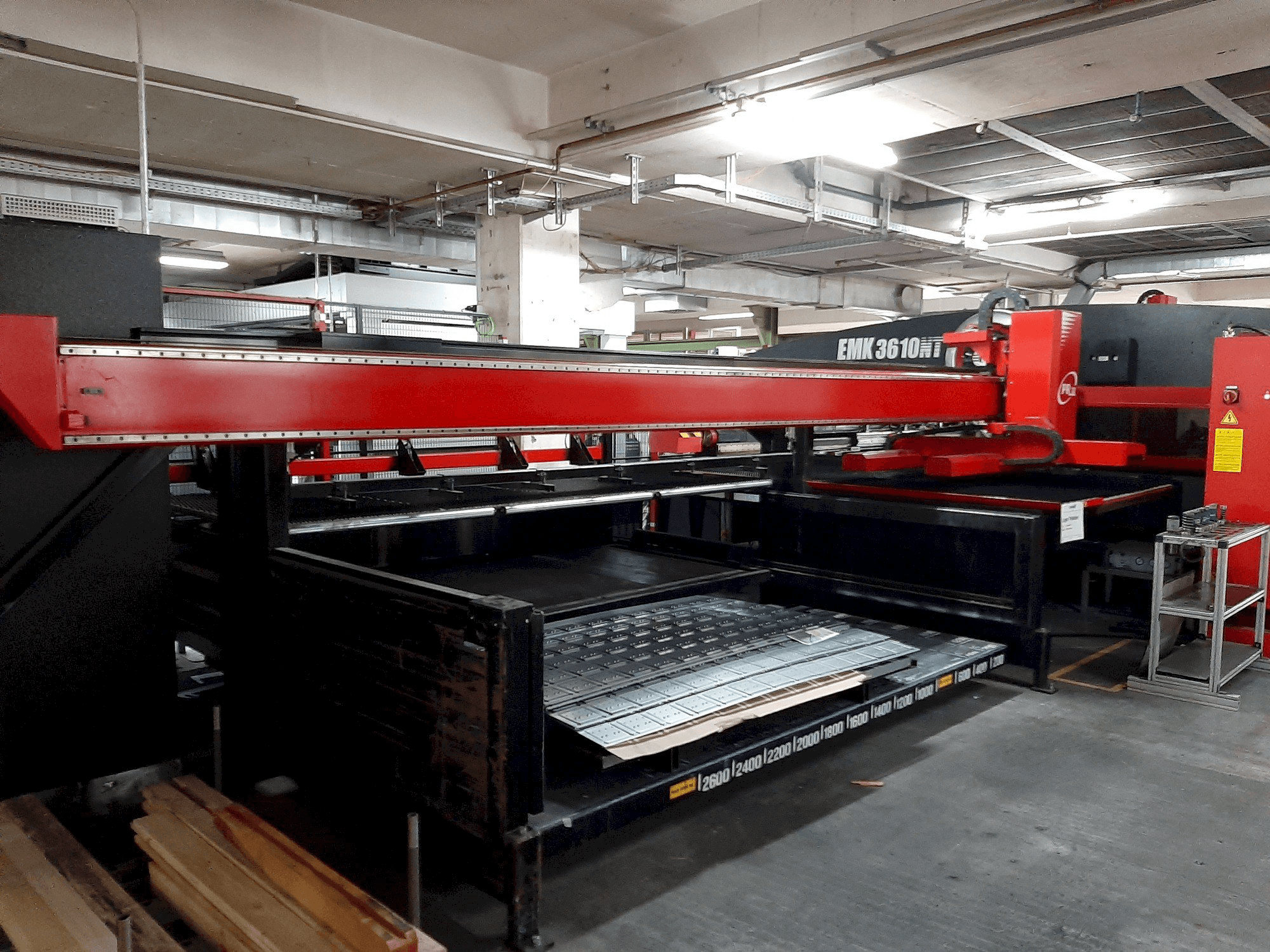 Frontansicht der AMADA EMK 3610NT Maschine