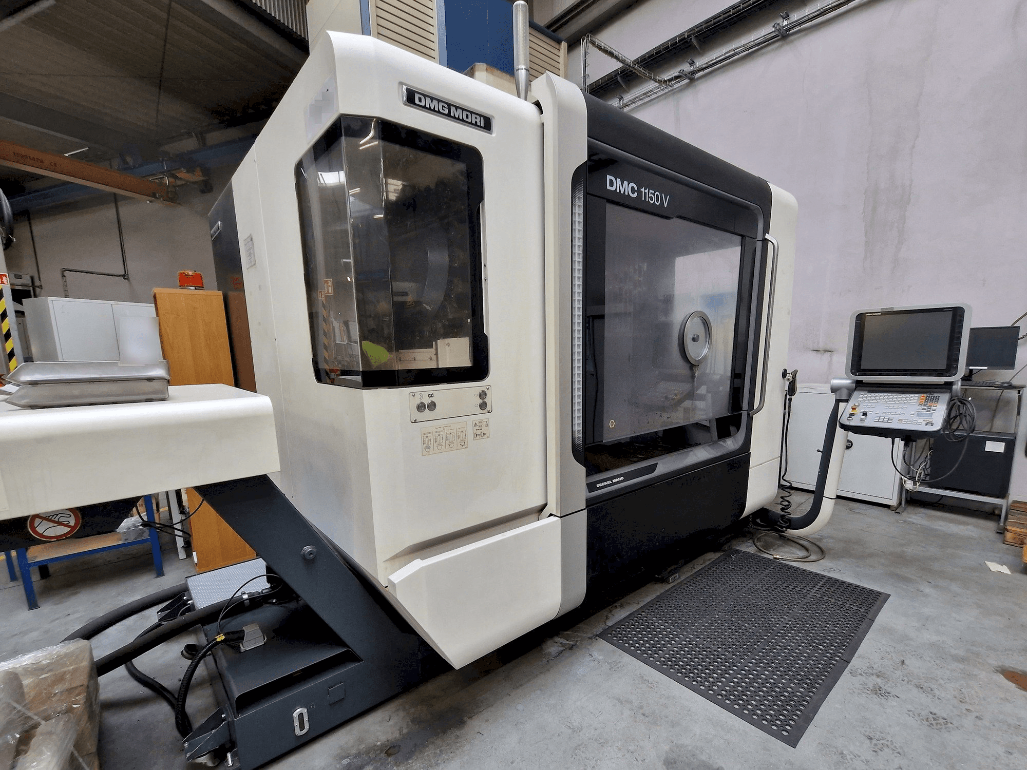 Linke Seitenansicht der DMG MORI DMC 1150 V Maschine