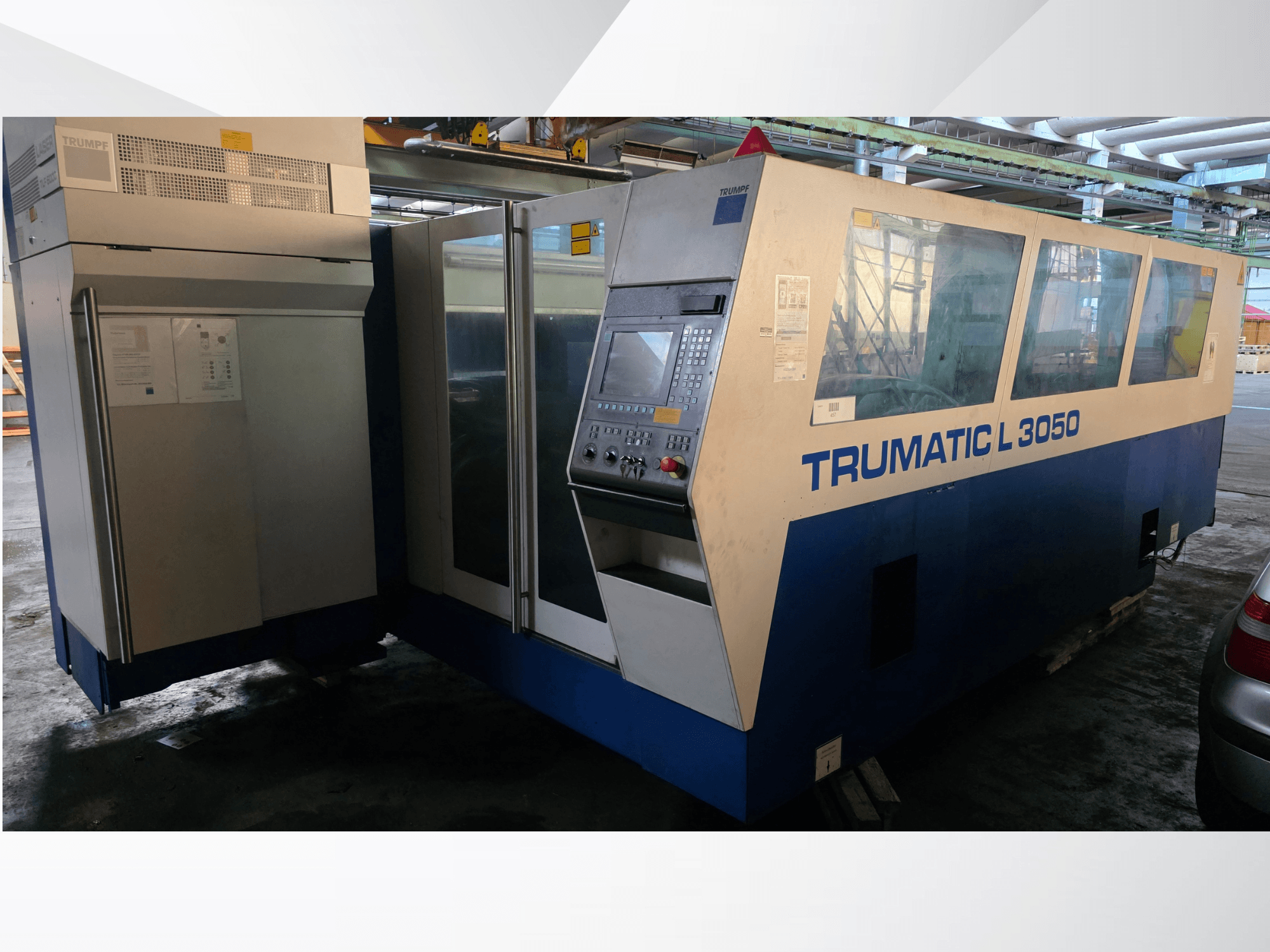 TRUMPF Trumatic L 3050 CO2-Laserschneidmaschine, Frontansicht, mit Bedienpult und großen Glasfenstern.