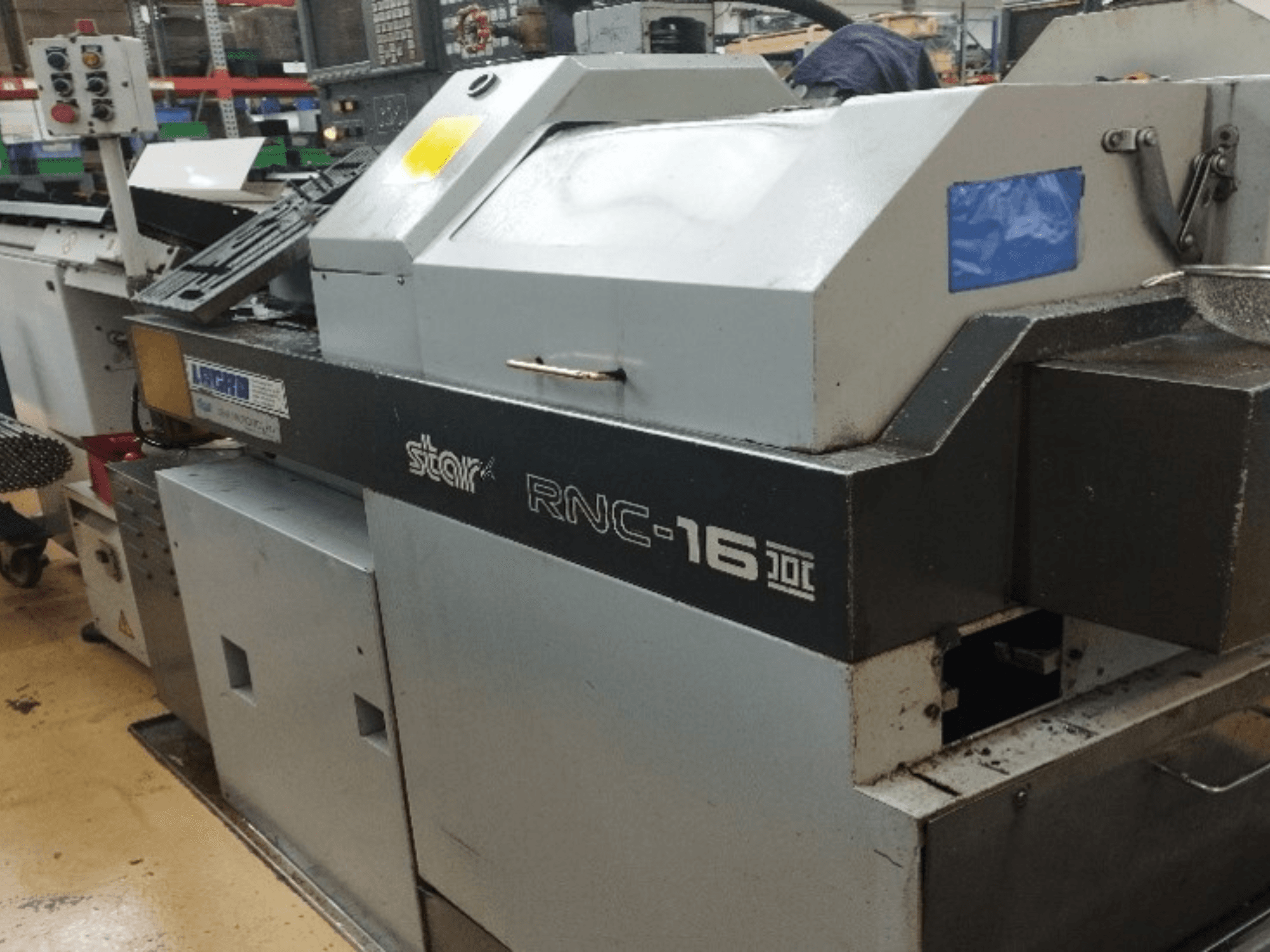 Drehmaschine vom Typ Star RNC16B-1 (Schweizer Bauart), Vorderansicht, mit Darstellung des Bedienfelds und der Maschinenkomponenten in einer Werkstattumgebung.