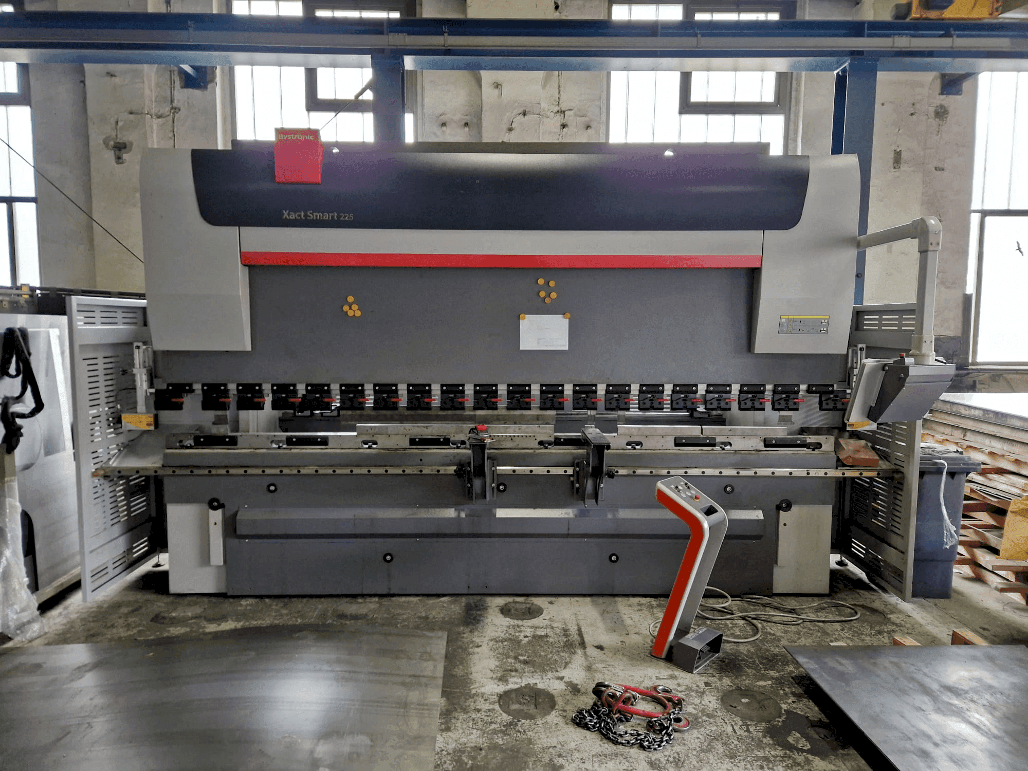 Frontansicht der Bystronic Xact Smart 225/4100 Maschine