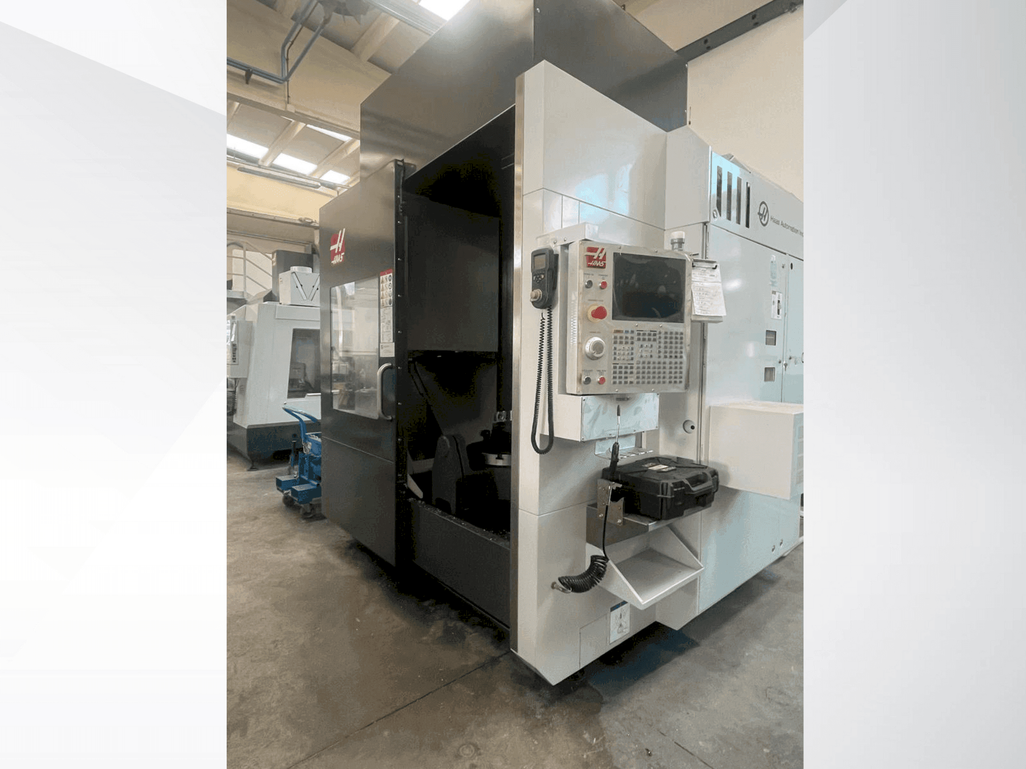 Frontansicht der HAAS UMC750SS Maschine