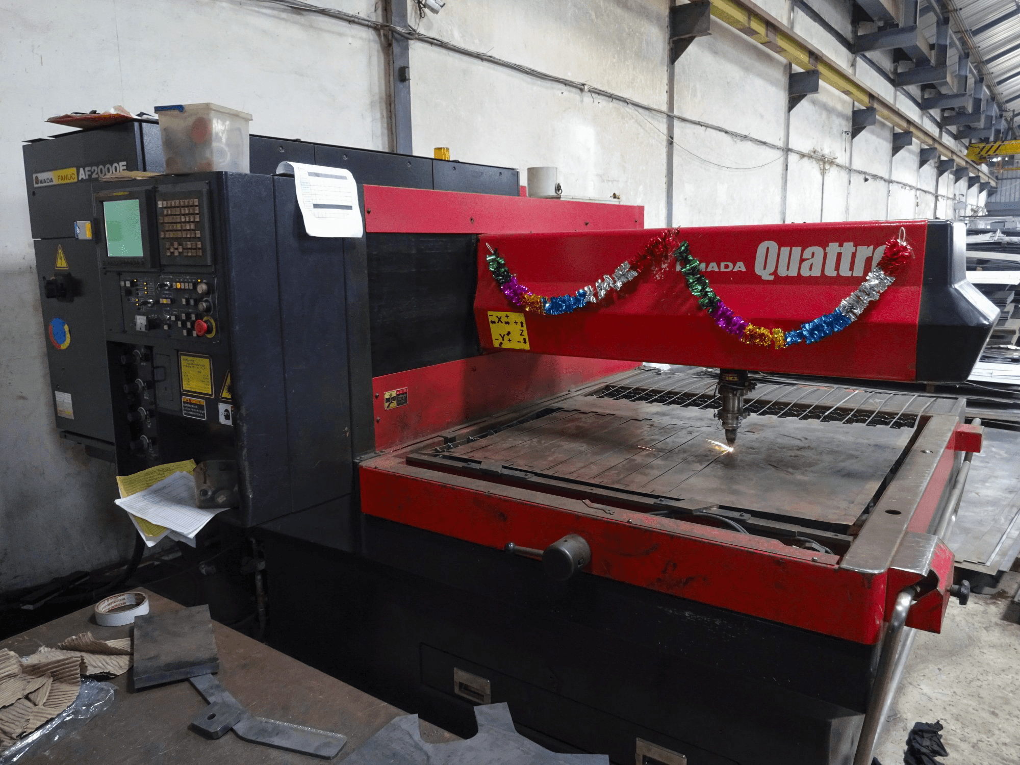 Frontansicht der AMADA Quattro AF2000E Maschine