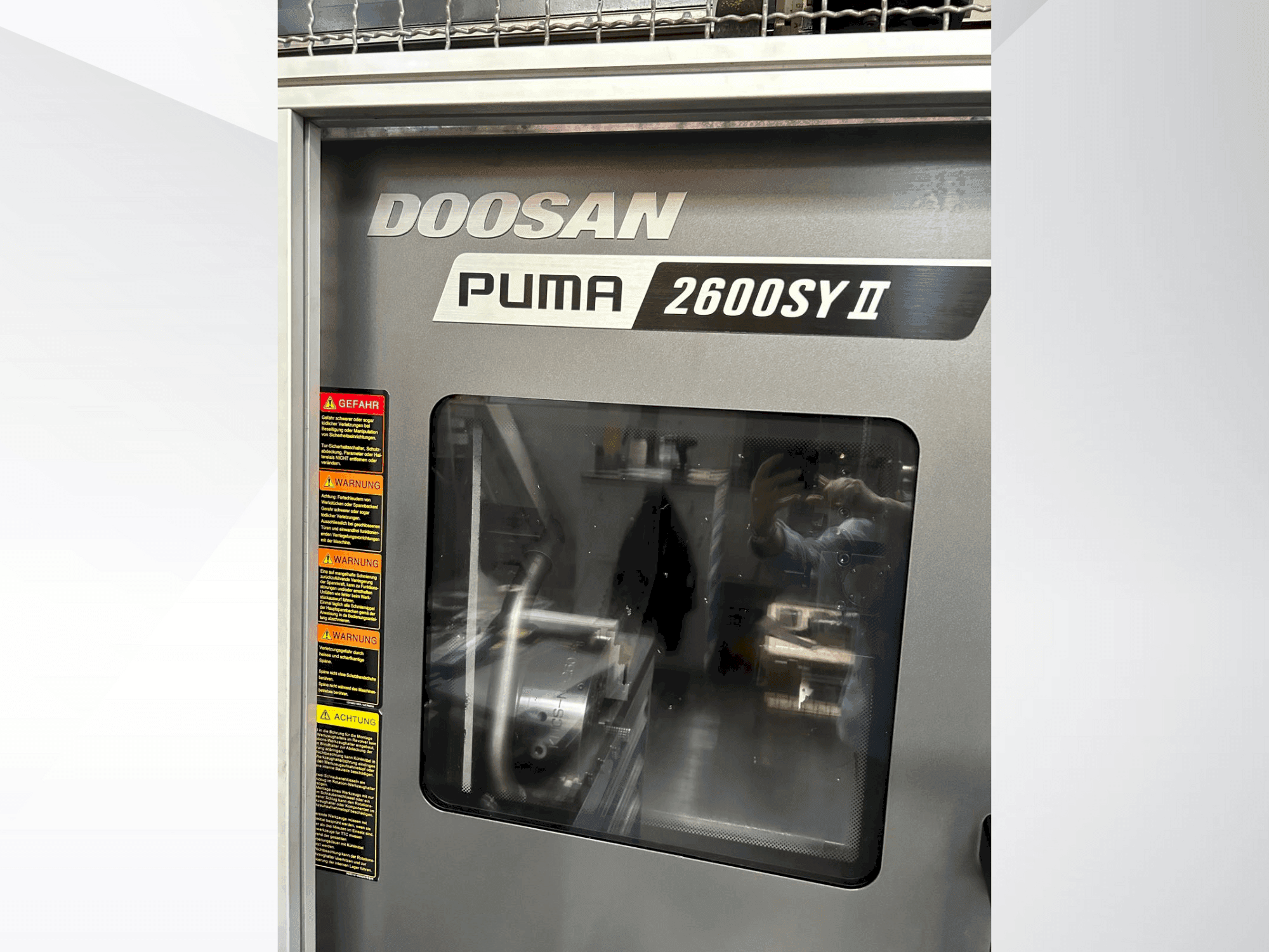 Frontansicht der DOOSAN Puma 2600 SY II Maschine