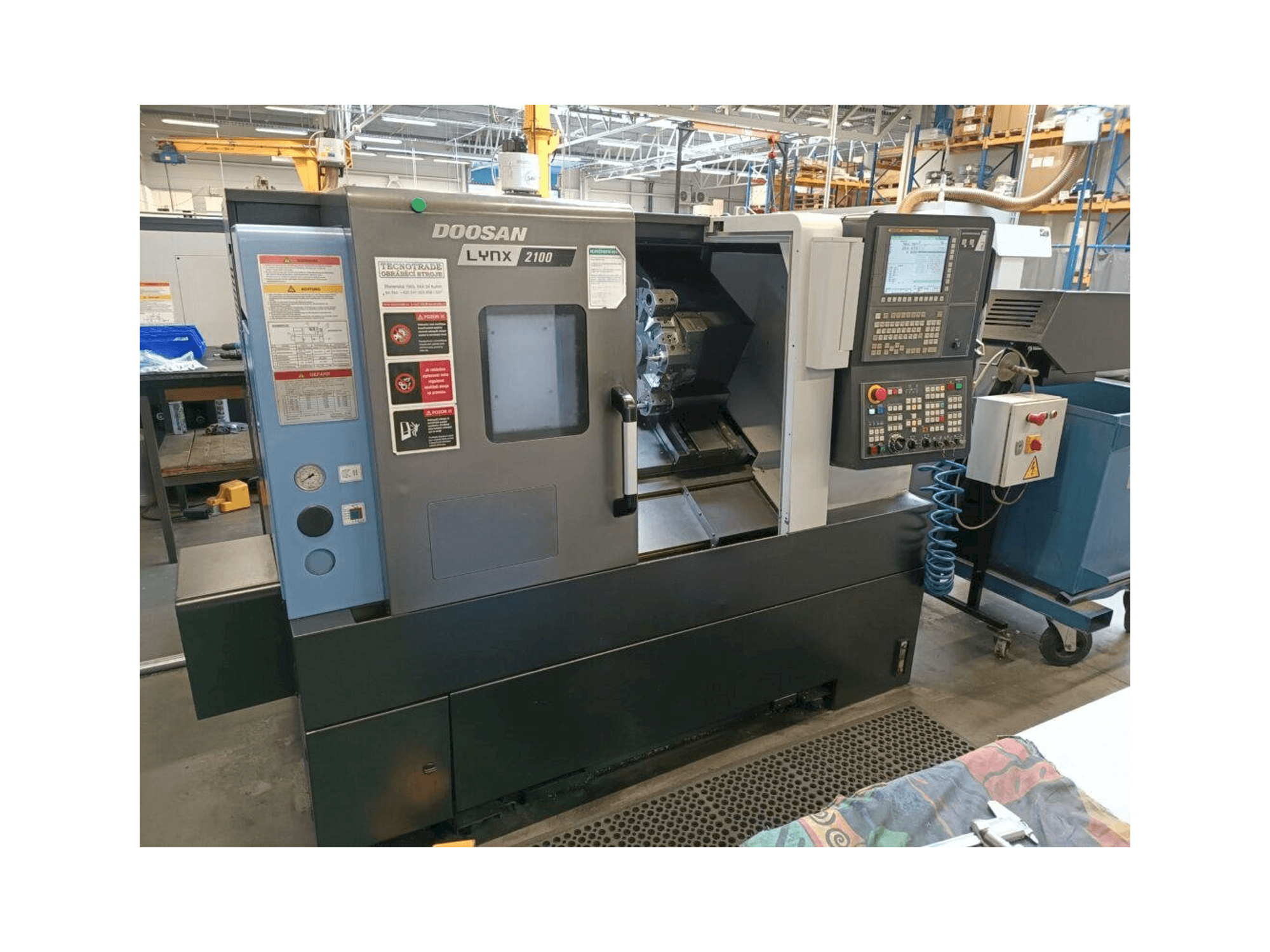 Frontansicht der DOOSAN Lynx 2100A Maschine