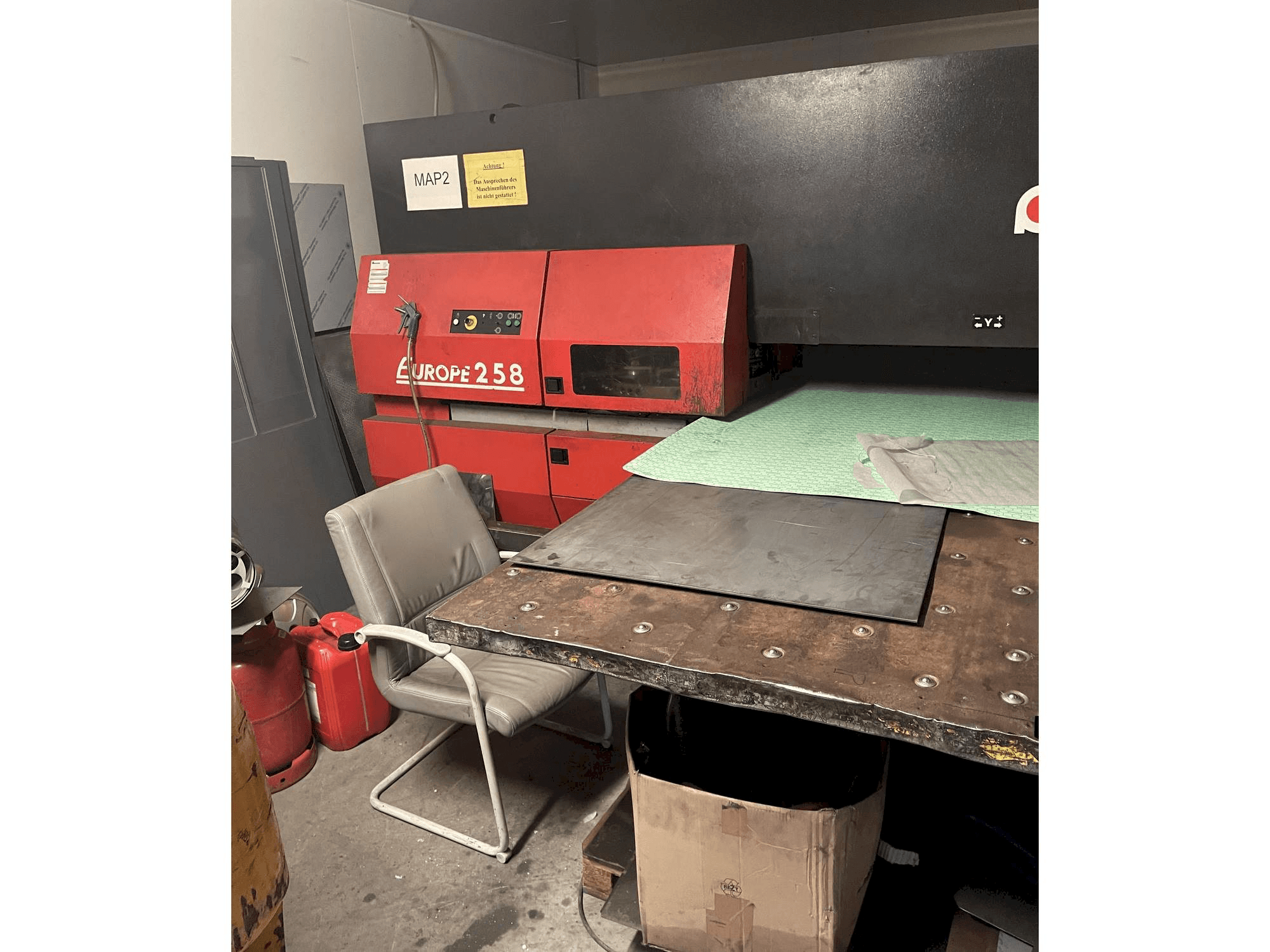 Frontansicht der AMADA Europe 258 Maschine