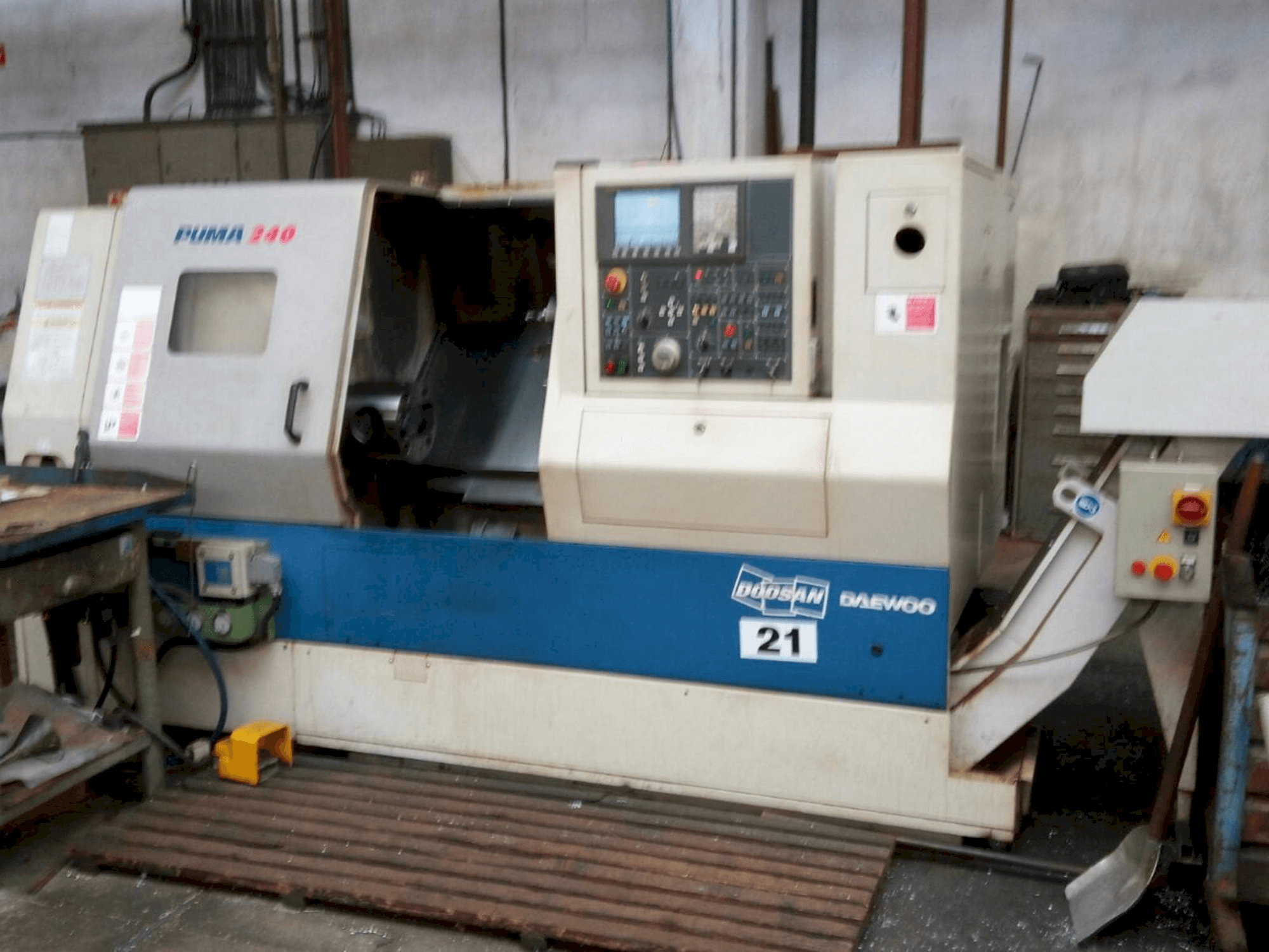 Frontansicht der Doosan Puma 240B Maschine