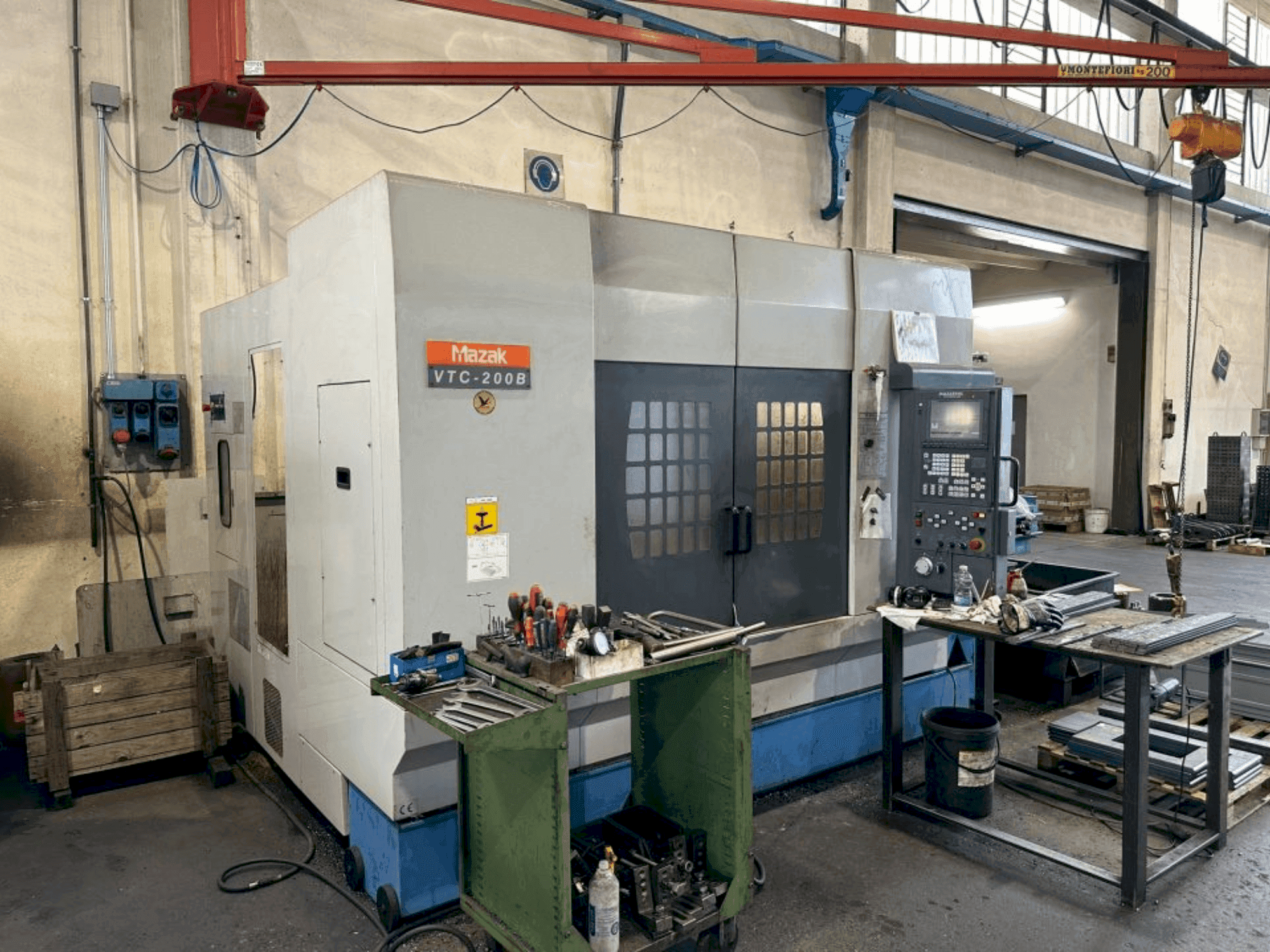 Frontansicht der Mazak VTC 200B Maschine