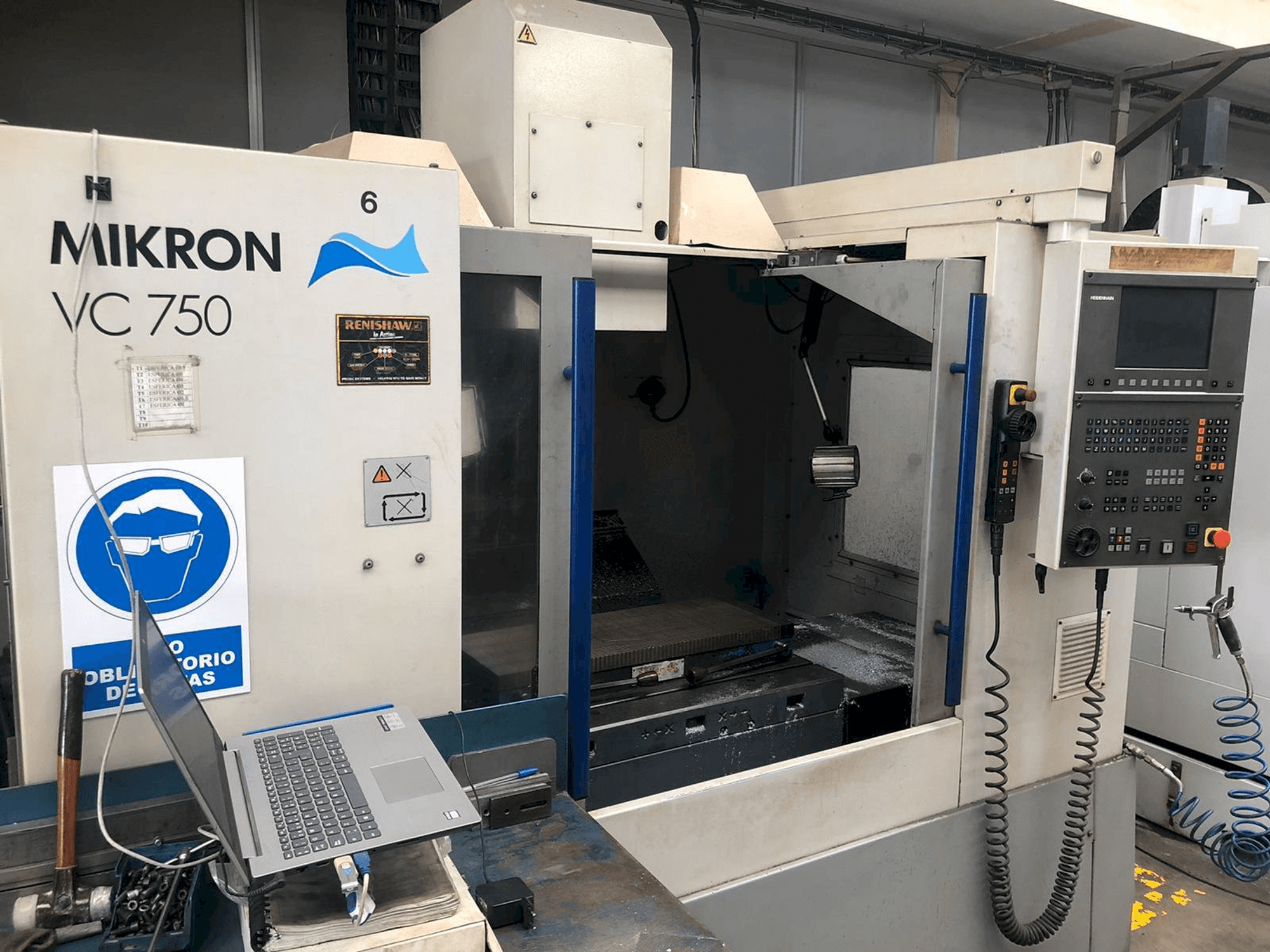 Frontansicht der MIKRON VC 750 Maschine