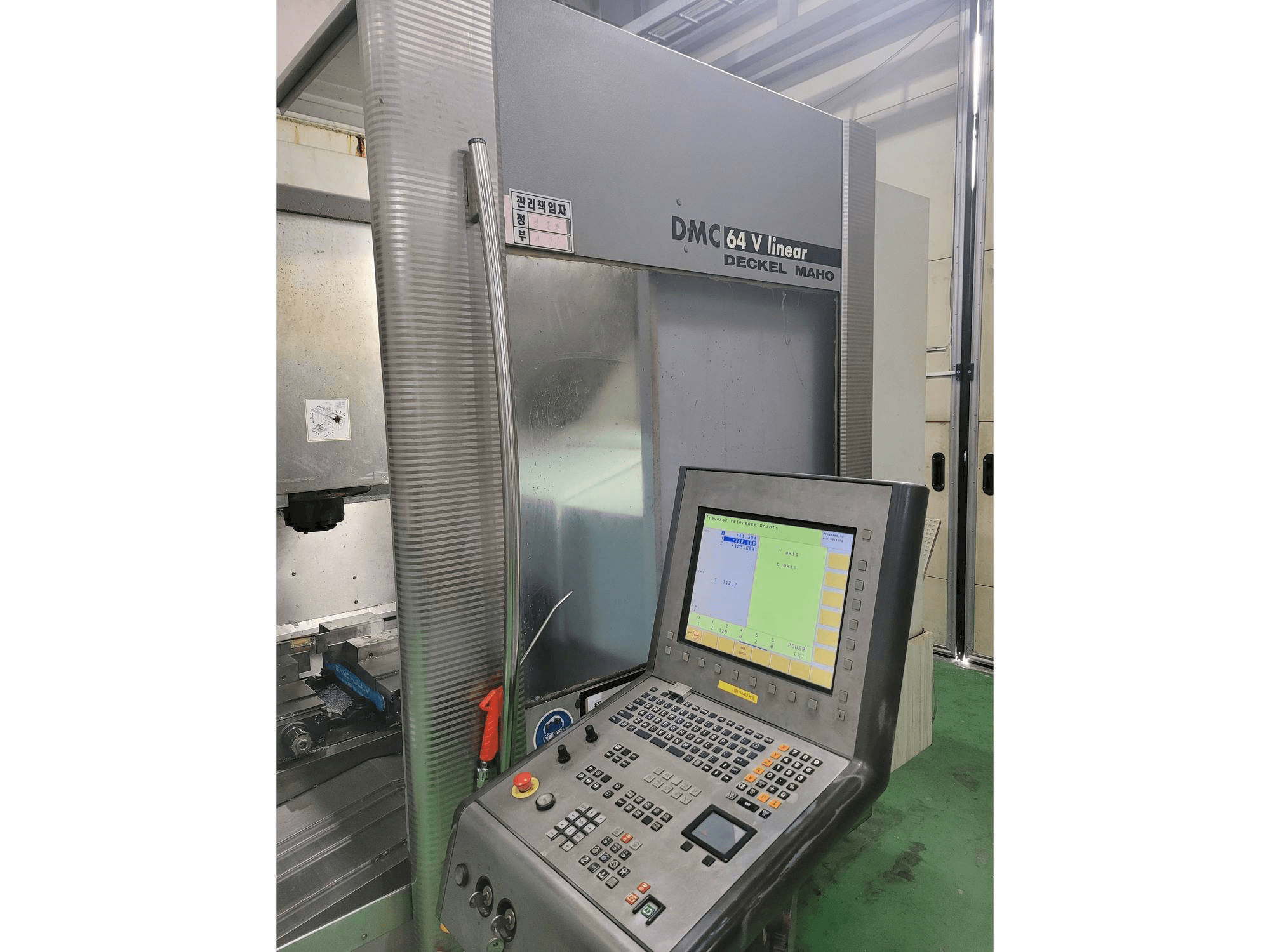 Frontansicht der DECKEL MAHO DMC 64 V Maschine