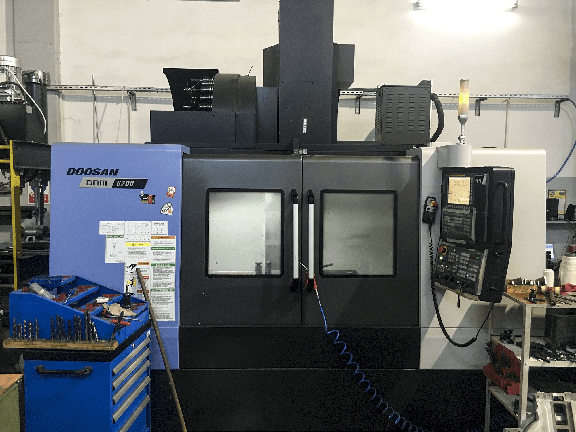Frontansicht der Doosan DNM 6700 Maschine