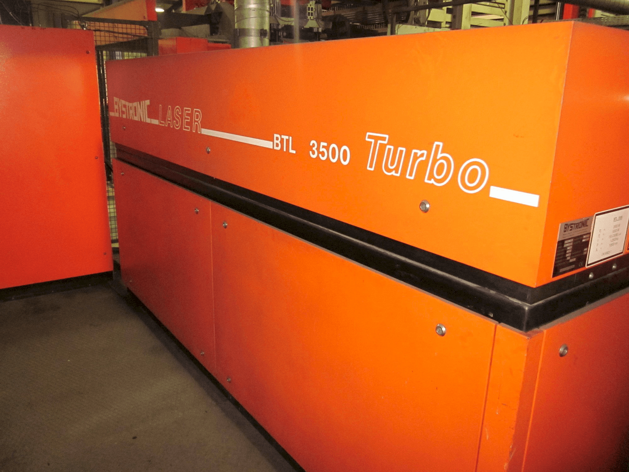 Frontansicht der Bystronic BTLl 3500 Maschine