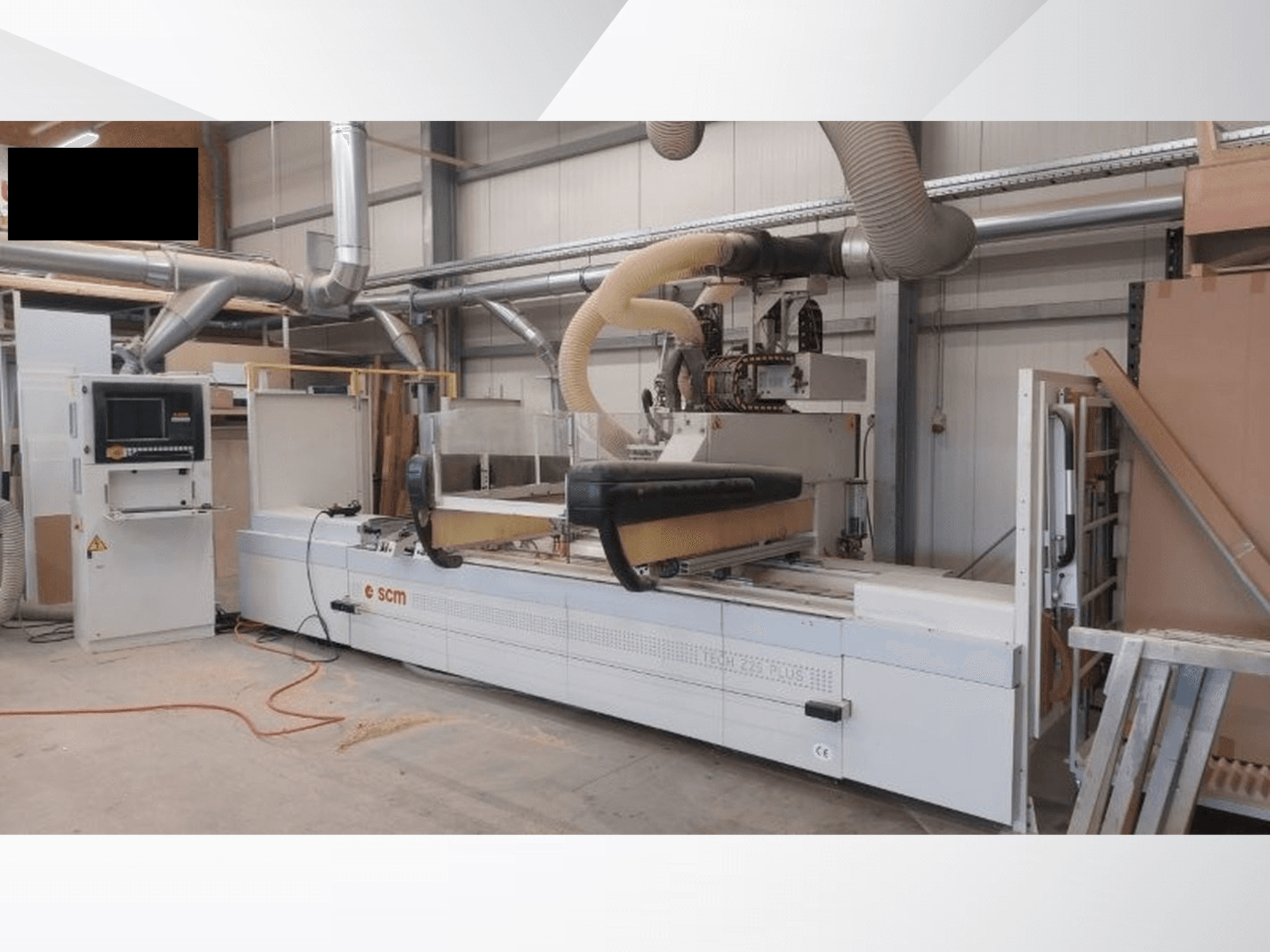 CNC-Bearbeitungszentrum SCM TECH Z25 PLUS H-R4 in einer Werkstatt, Frontansicht mit Bedienfeld und Staubabsaugung.