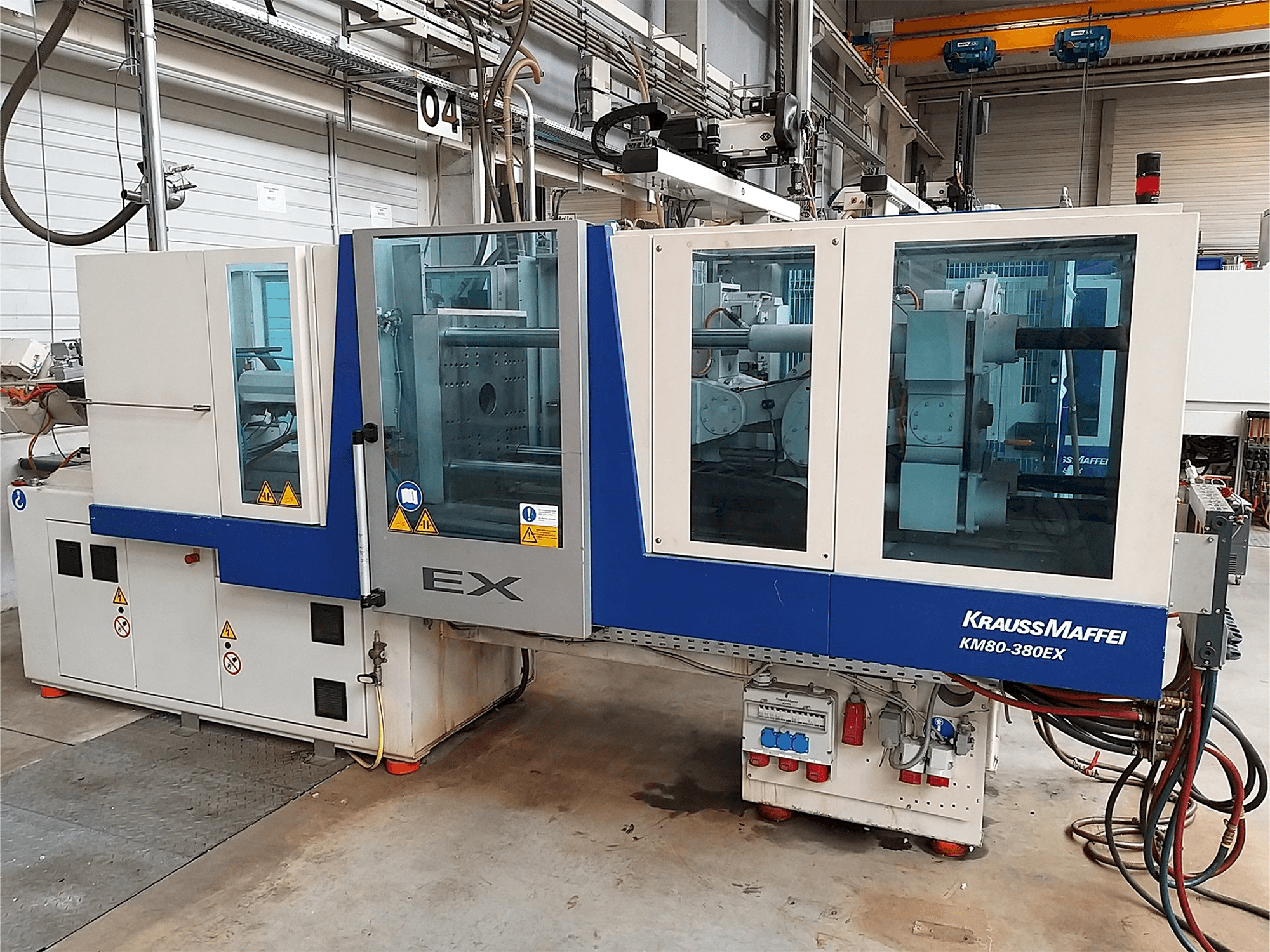Frontansicht der Krauss Maffei 80-380 Ex Maschine