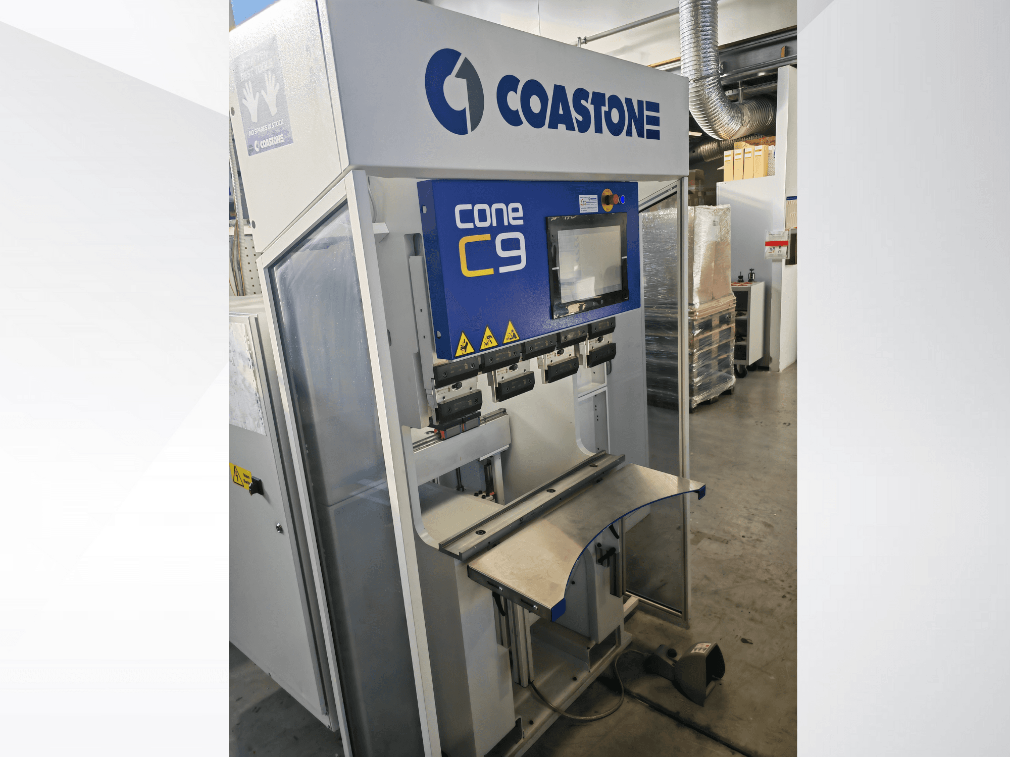 Coastone Cone C9 Maschine in der Frontansicht mit Bedienfeld und Arbeitsfläche aus Edelstahl.