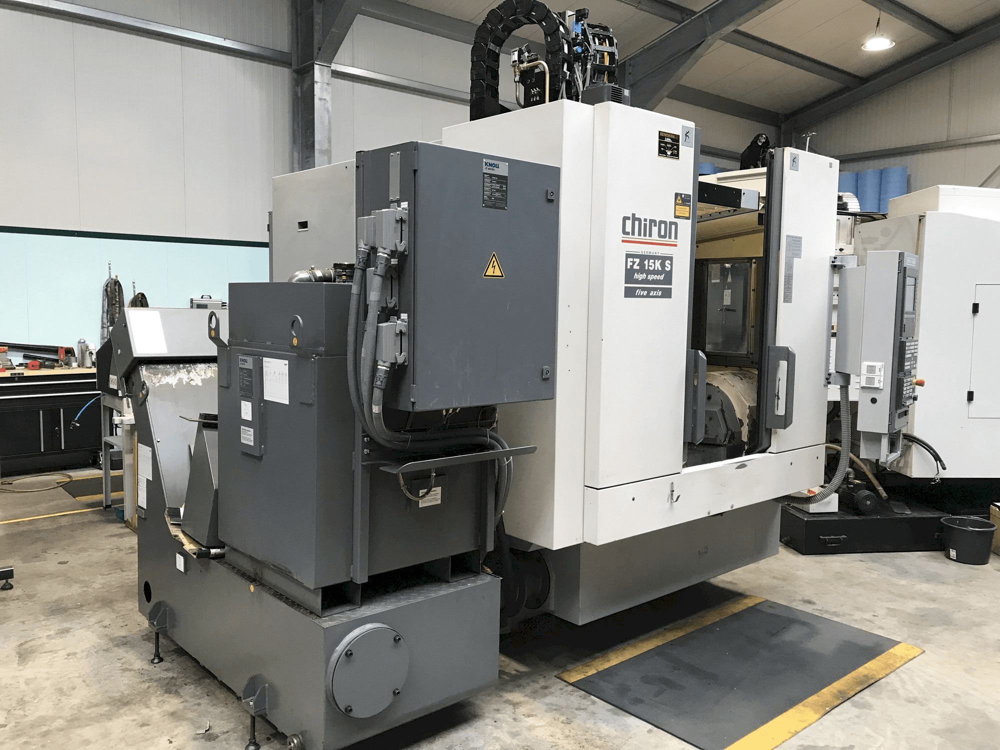 Frontansicht der CHIRON FZ15 KS Maschine