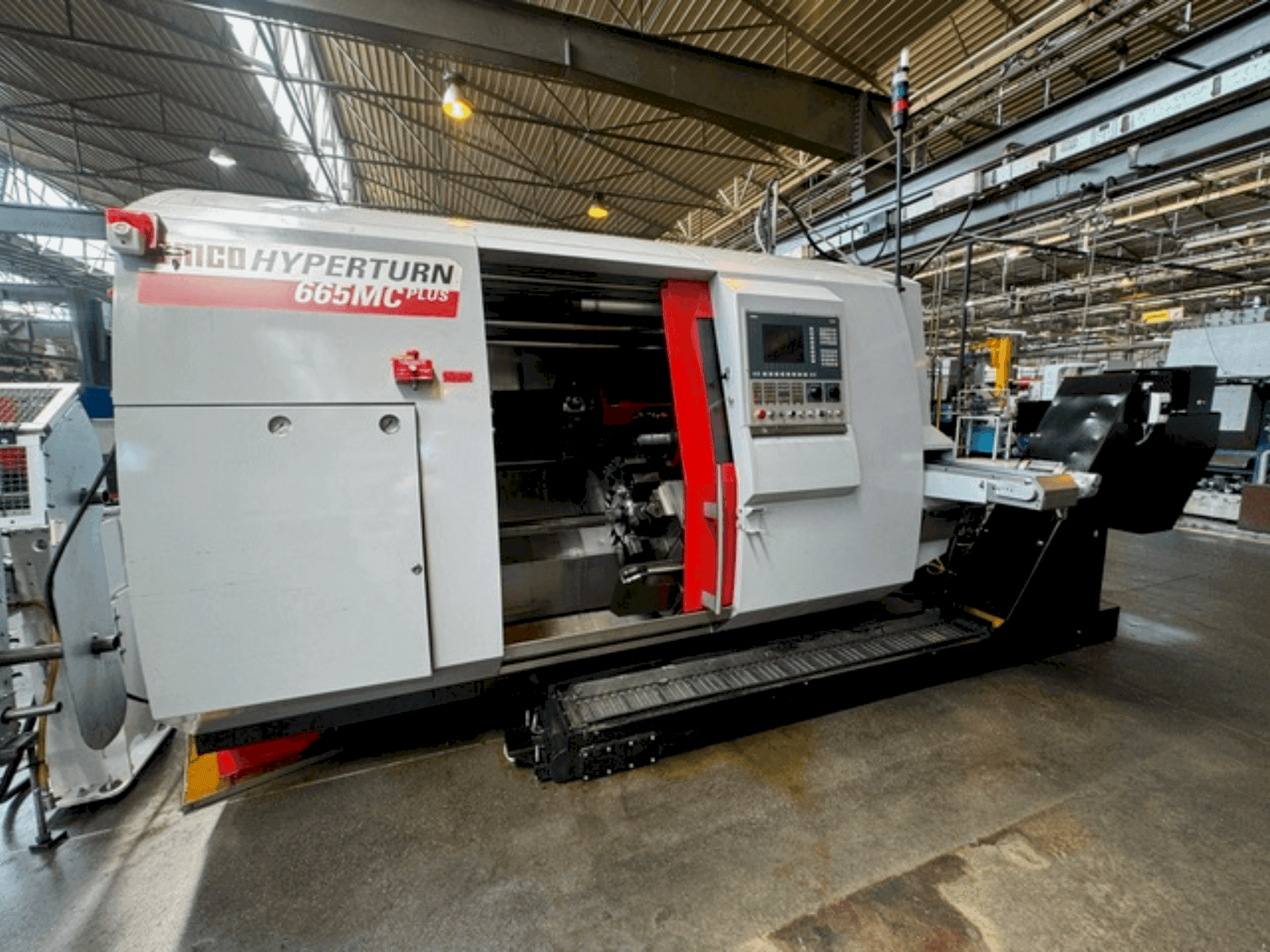 Frontansicht der EMCO HYPERTURN 665 MC PLUS Maschine