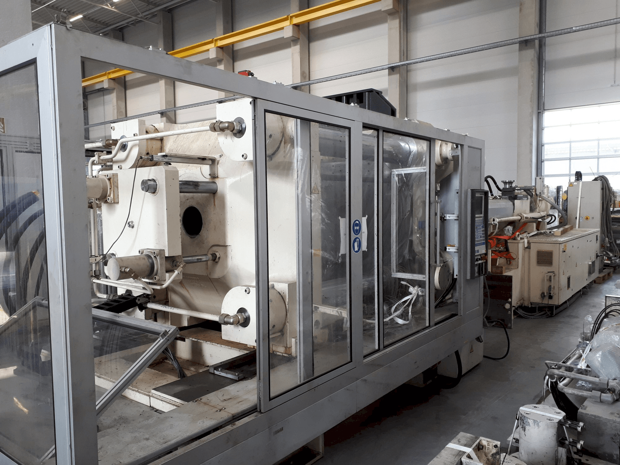 Frontansicht der Krauss Maffei 650-2700 C1 Maschine