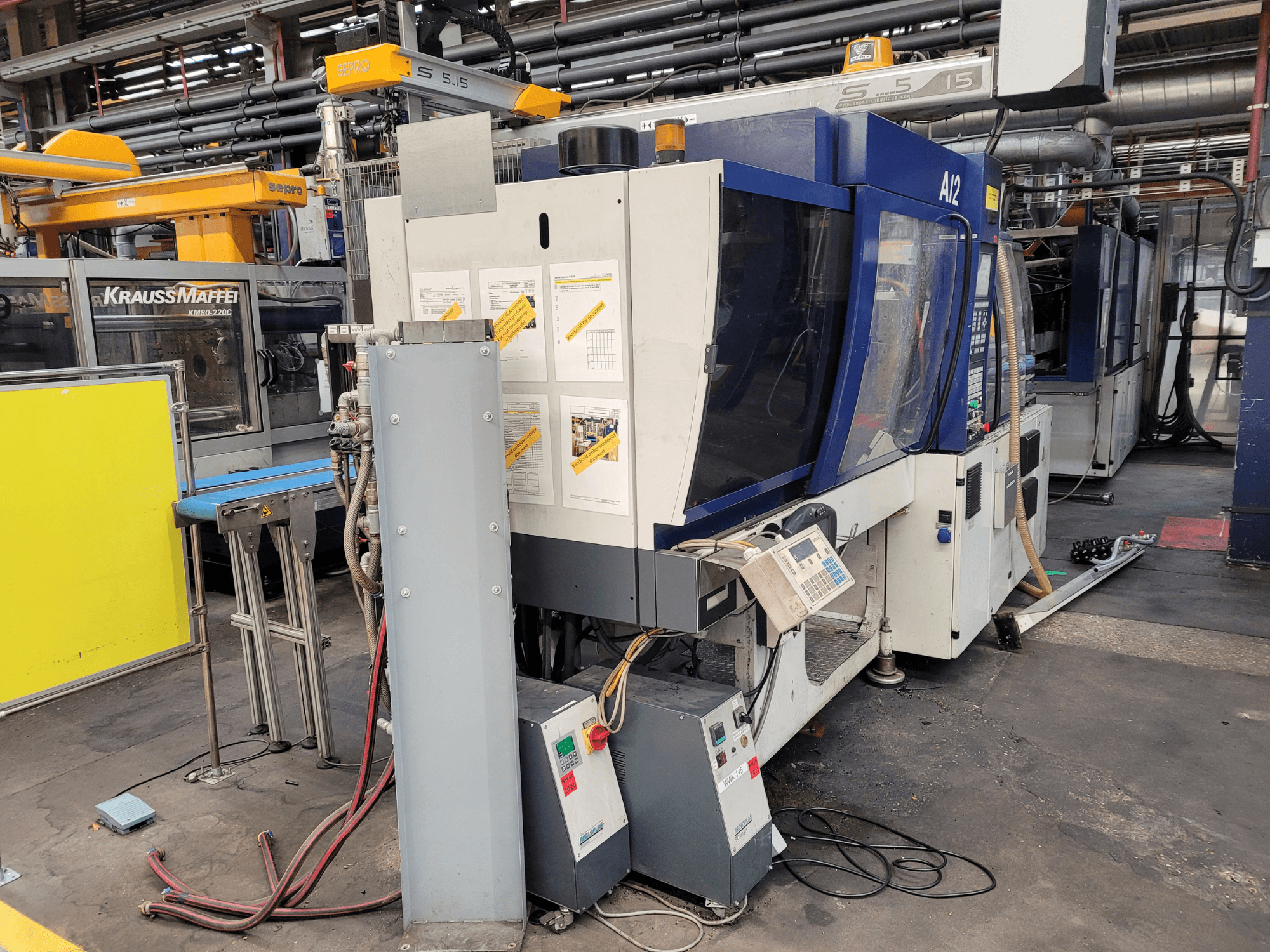 KraussMaffei Spritzgießmaschine Modell KM80-232G, Frontansicht mit Bedienfeld und Bedienelementen.