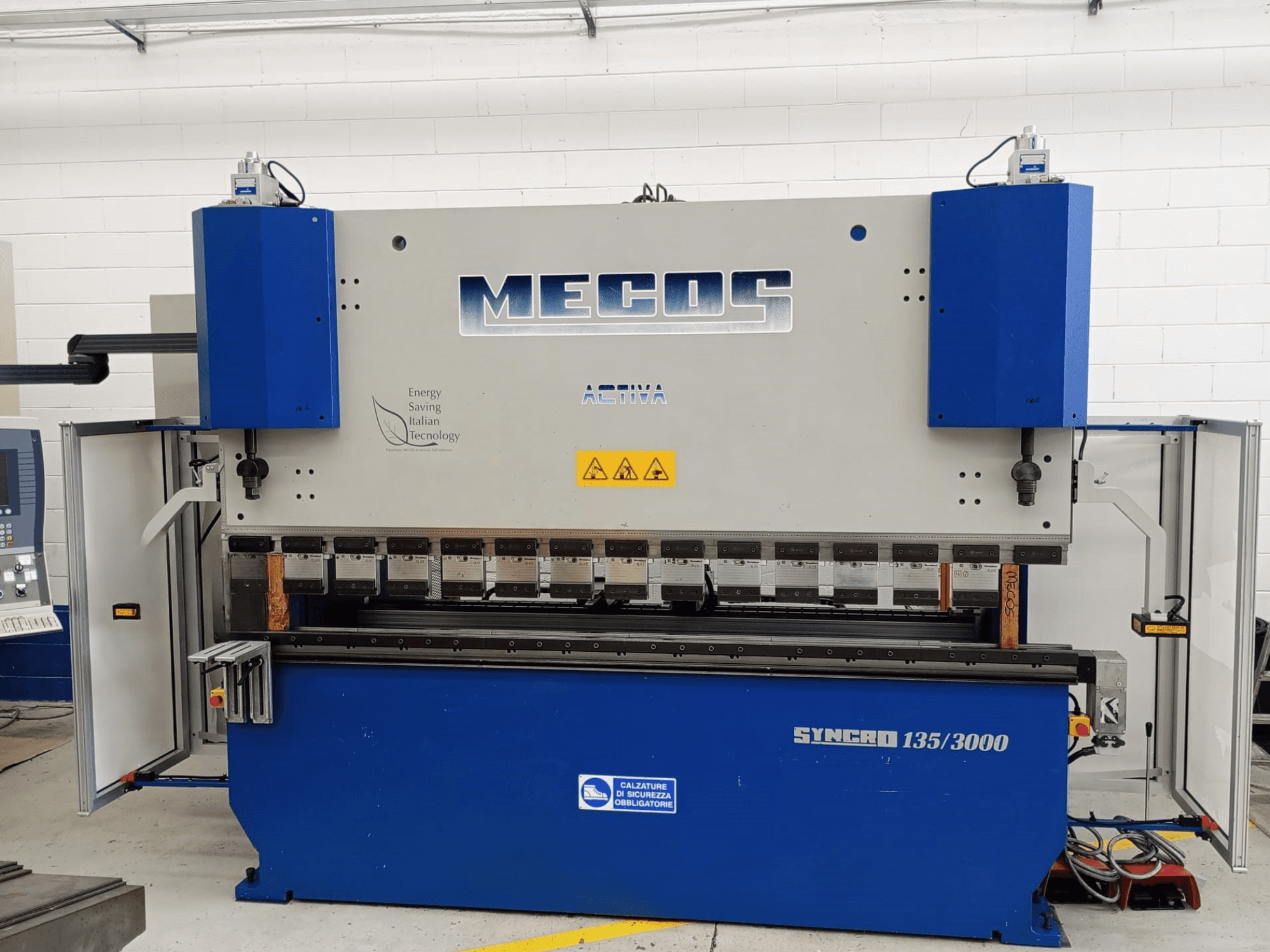 MECOS SYNCRO 135/3000 Abkantpresse in der Frontansicht, mit Bedienelementen, Biegewerkzeugen und Sicherheitseinrichtungen.