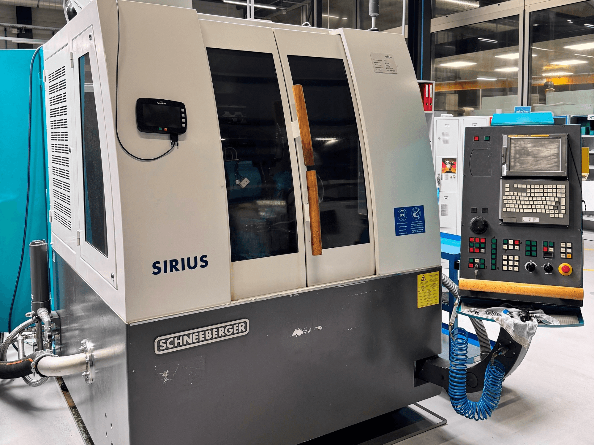 Schneeberger Sirius HPM-Flachschleifmaschine, Seitenansicht, mit Bedienfeld und Betriebsanzeigen.