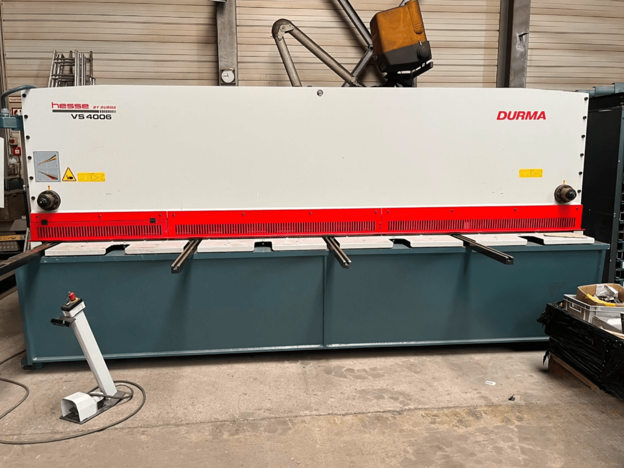 CNC-Schneidemaschine Durma VS 4006, Vorderansicht, mit sichtbarem Schneidmesser und Bedienfeld auf einem stabilen Sockel.