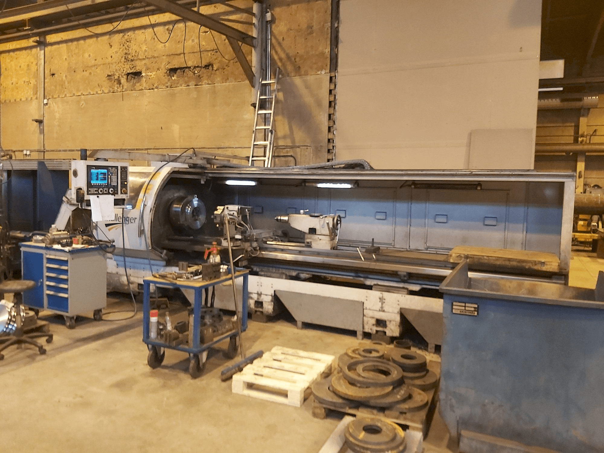 Frontansicht der MICROCUT Challenger BNC 26160 XXL Maschine