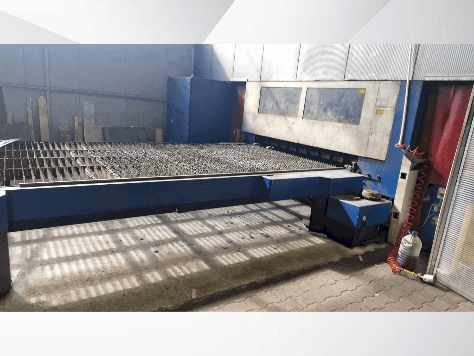 Frontansicht der TRUMPF TRUMATIC L 4030 Maschine
