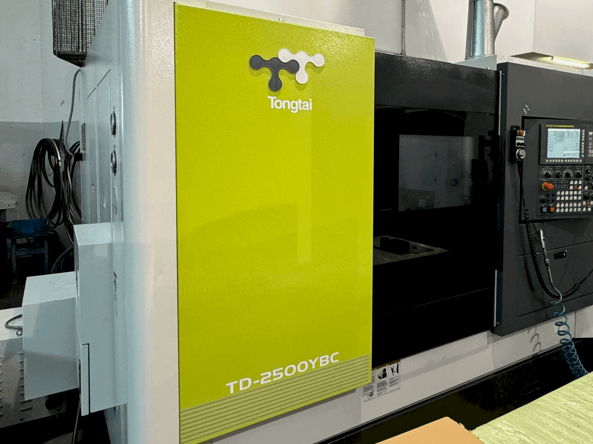 Frontansicht der Tongtai TD-2500YBC Maschine