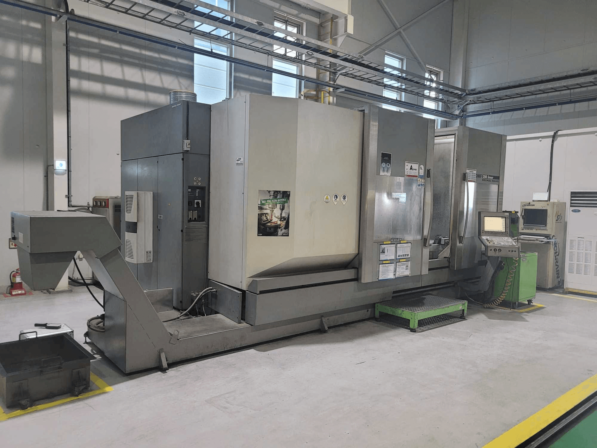 Linke Seitenansicht der DECKEL MAHO DMF 250 linear Maschine