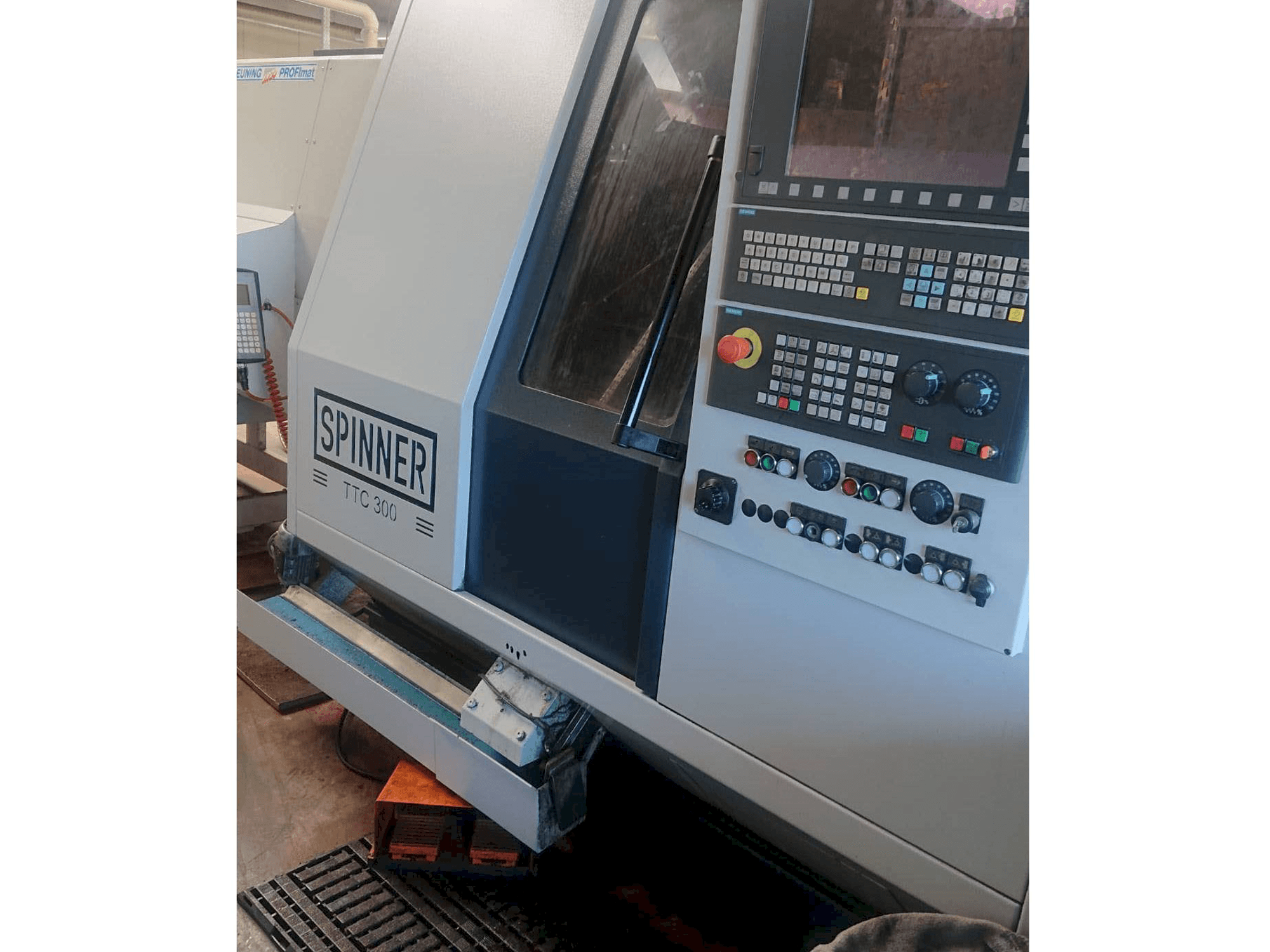Frontansicht der SPINNER TTC300-52 SMMCY Maschine