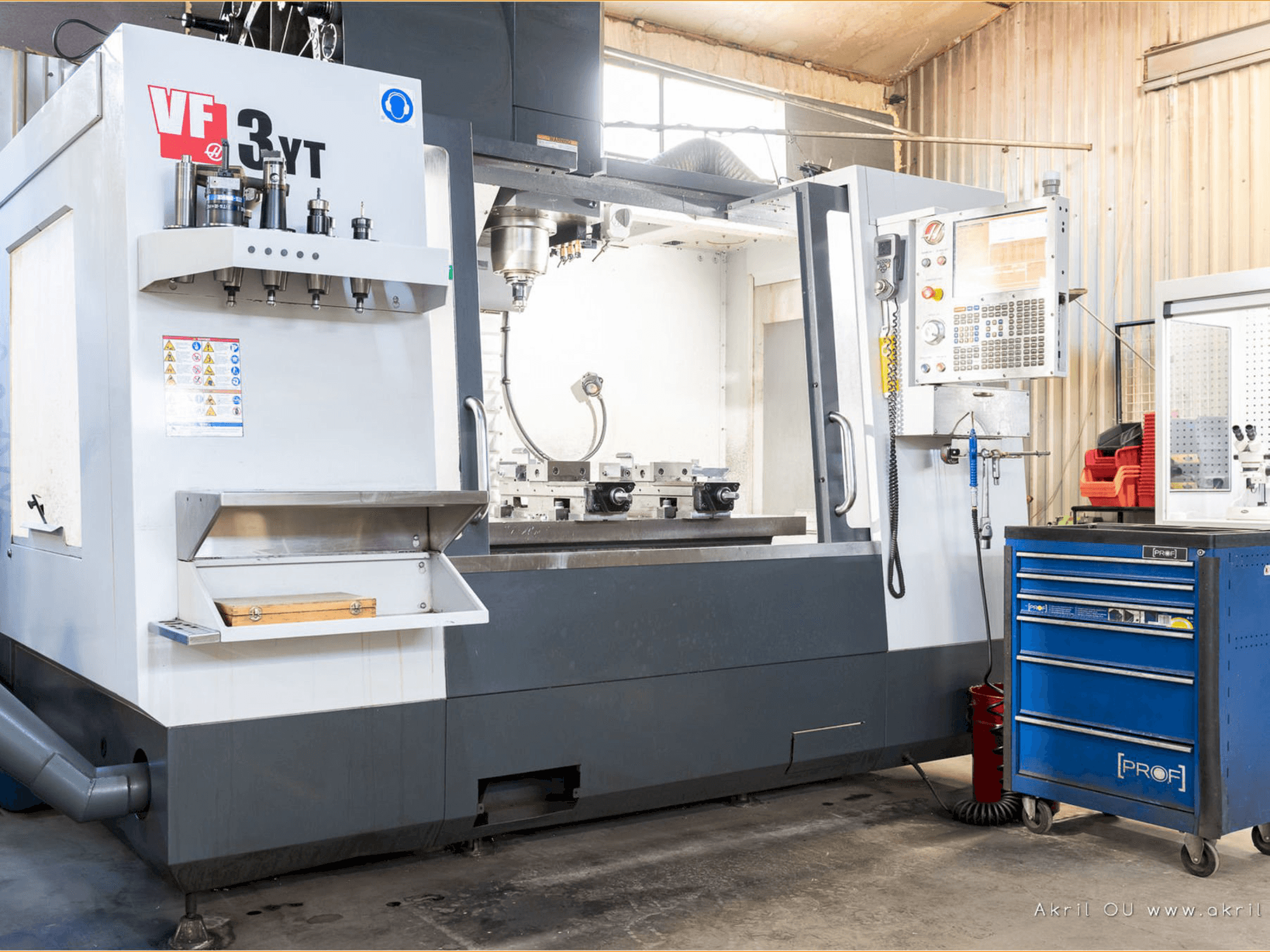 Frontansicht der HAAS VF3-YT/50 Maschine