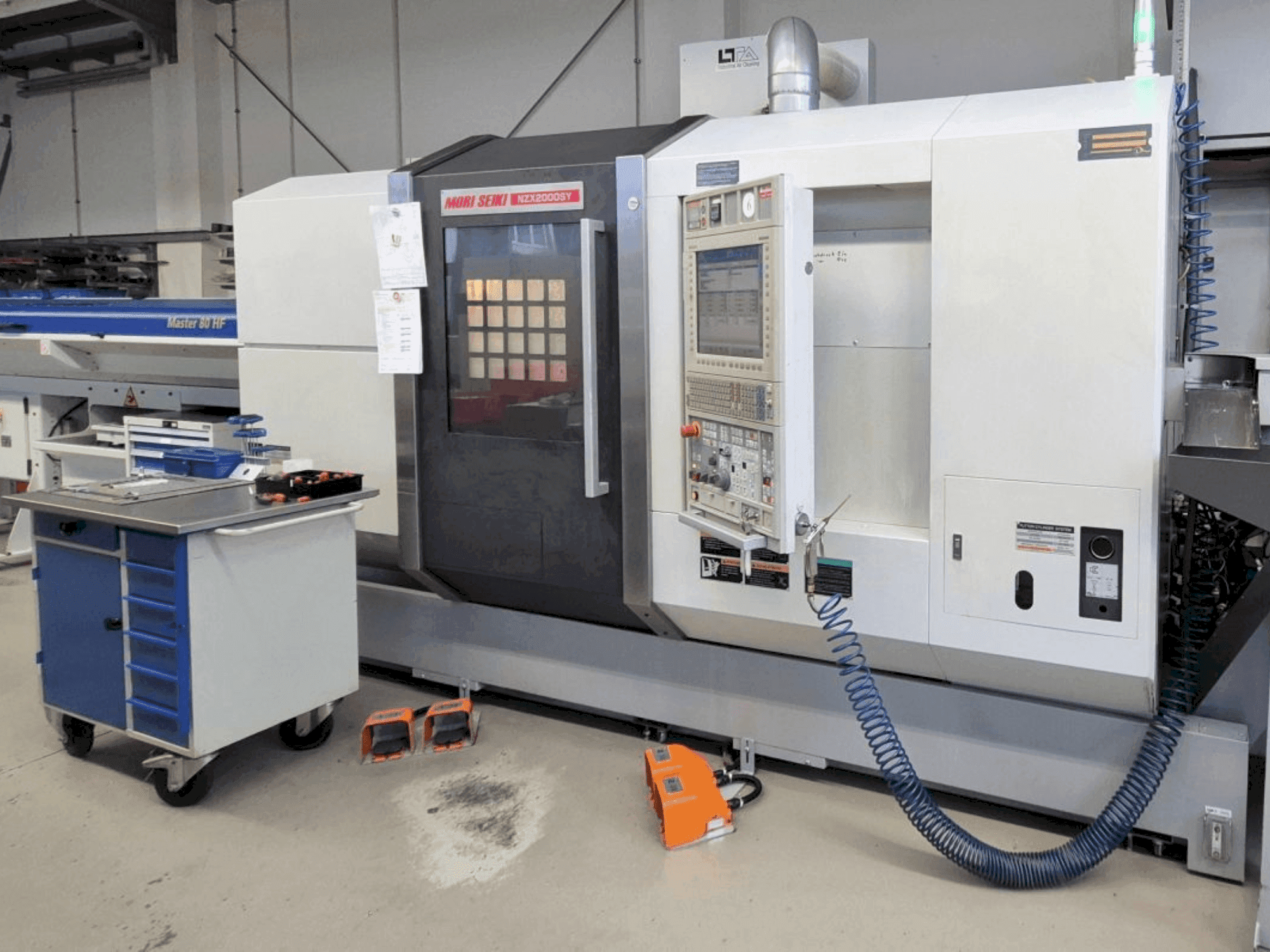 Frontansicht der MORI SEIKI NZX2000/800SY Maschine